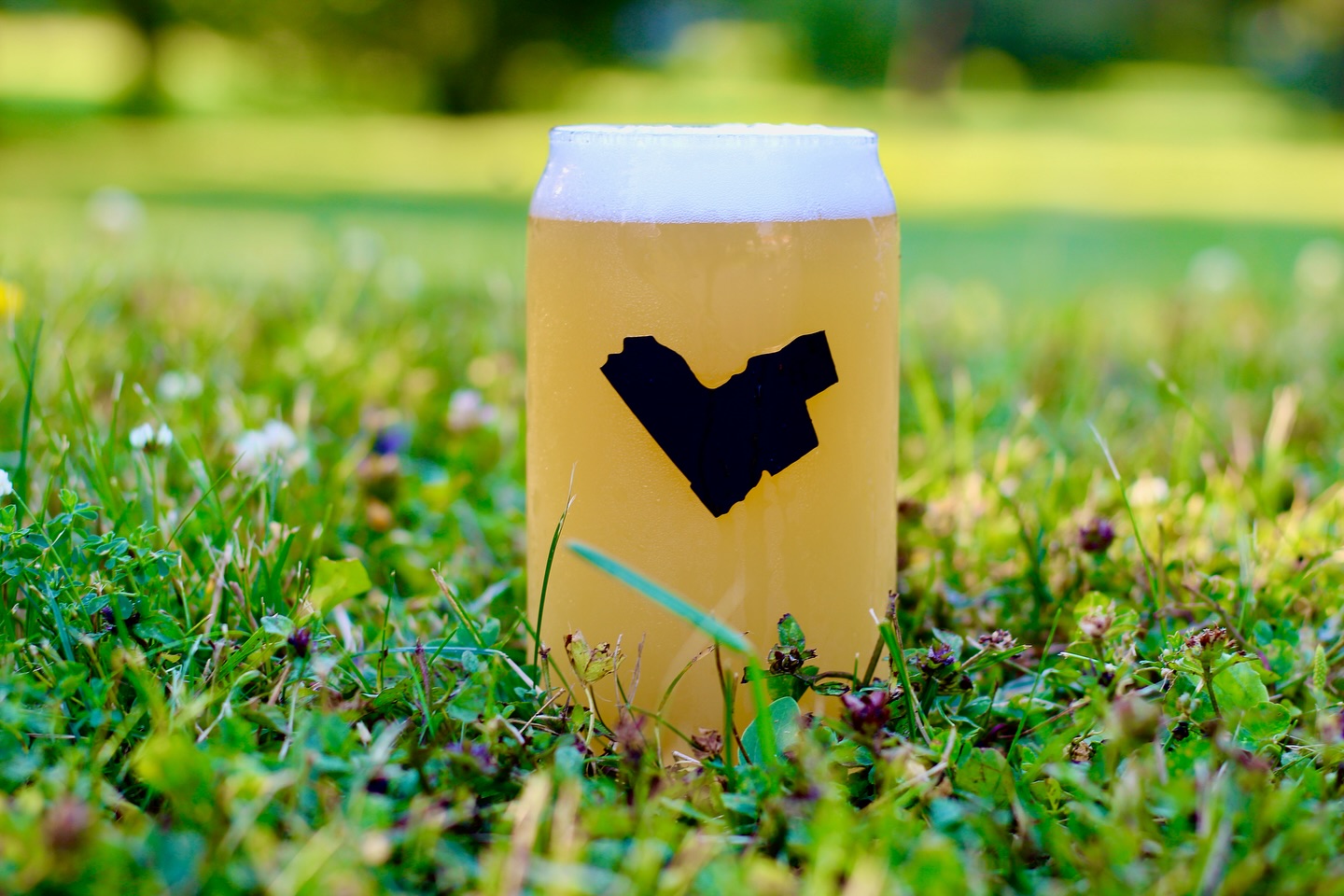 Neon Green Heart - Hazy Pacific Pale Ale 5.5% - 24 bottle max allotment per customer. Motueka from New Zealand gives wonderful lime zest, Galaxy gives intense passion fruit punch and Citra bridges the gap between the tropical and citrus. This just might be the best hoppy beer we’ve made to date! #hoppybeer #ottawabeer #ottawabeerdrinkers #ipa #paleale #manorpark #vanier #newedinburghottawa #rockcliffepark