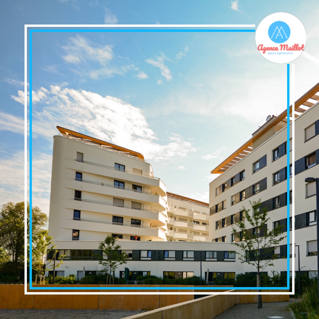 Face à la recrudescence des vols et actes de vandalisme, la vidéosurveillance s'impose comme une solution de sécurité pour les immeubles. 🧐
Les caméras, en surveillant les parties communes, jouent un rôle essentiel dans la prévention des délits. Toutefois, leur installation implique des responsabilités spécifiques pour le conseil syndical, le syndic ou le gardien, seuls autorisés à visionner les images.
L'installation de dispositifs de vidéosurveillance dans une copropriété nécessite le respect de certaines règles légales. Bien que la loi du 10 juillet 1965 ne traite pas directement ce sujet, l'article 24 précise que l'installation doit être votée à la majorité des voix des copropriétaires. L'accord de la préfecture est obligatoire si le lieu est ouvert au public, comme un hall sans digicode.
Pour garantir la légalité des installations, voici quelques points à respecter :
📜 Les caméras ne doivent filmer que les parties communes.
🔍 Un affichage permanent doit indiquer les finalités et la durée de conservation des images.
🛡️ Les résidents disposent d'un droit « Informatique et Libertés » et peuvent se plaindre à la CNIL.
#Vidéosurveillance #Sécurité #Copropriété
#agencemaillot