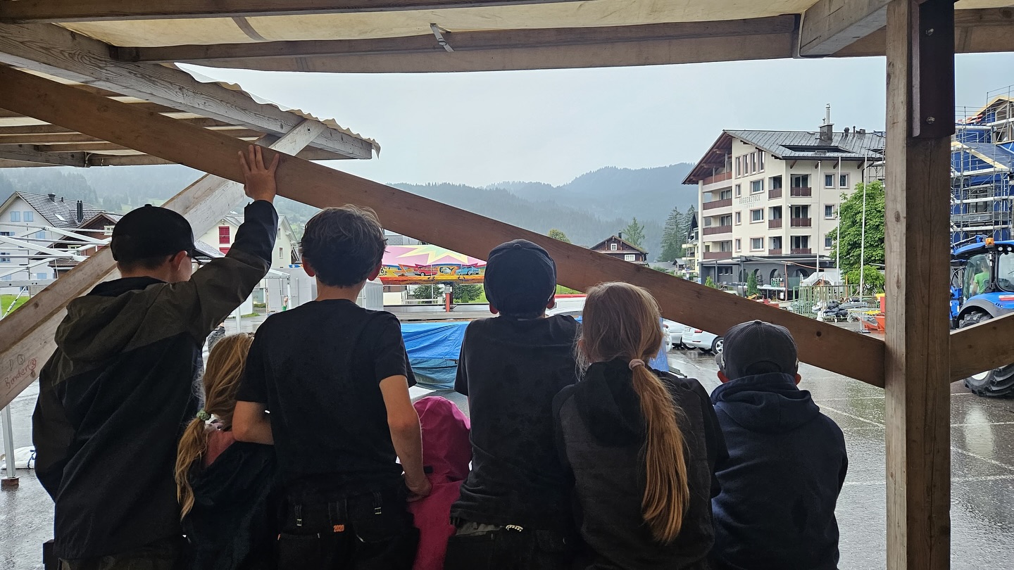 Es wird nid nur gspannt dä Erwachsnä zuegluegt bim schaffä sondern au sälber ahpackt. Dank üsne chline und grossä Hälfer gahts zackig vorwärts! 💪🏼🎡
#dorfchilbioberiberg #scoberiberg #rägetag #noch3malschlafen #chilbizyt