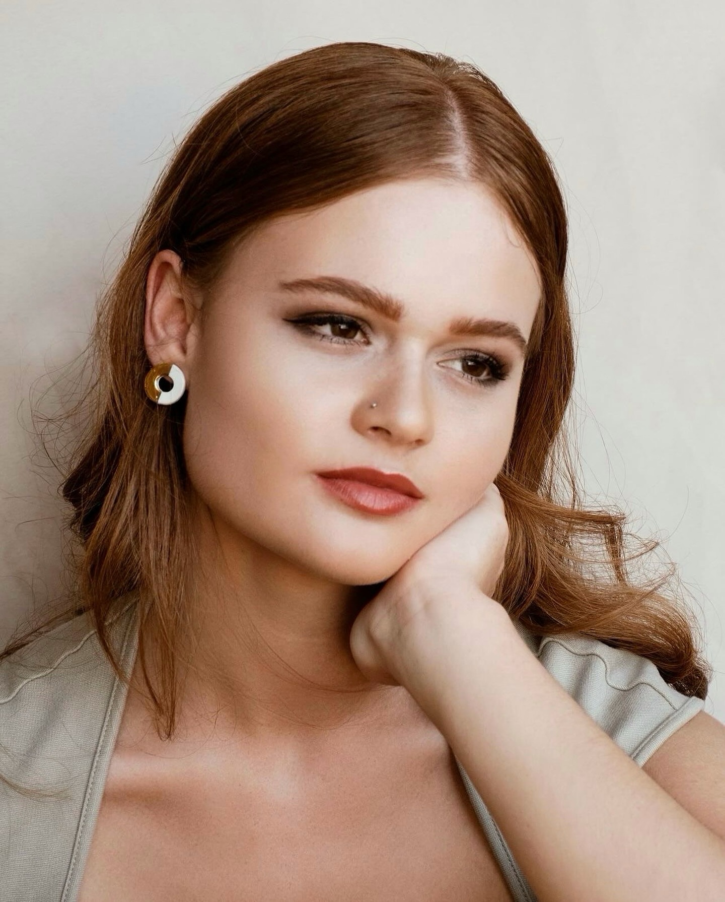 A little soft glam moment ✨ Smokey eyes, flushed lips, and skin that still looks like skin — keeping it polished but totally wearable.
Product shoot: @lensandhues
Hair & Makeup: @swoonmakeup @sarahswoons
#redheadoftheday #capetownmakeupartist #softglam #skinlikefinish