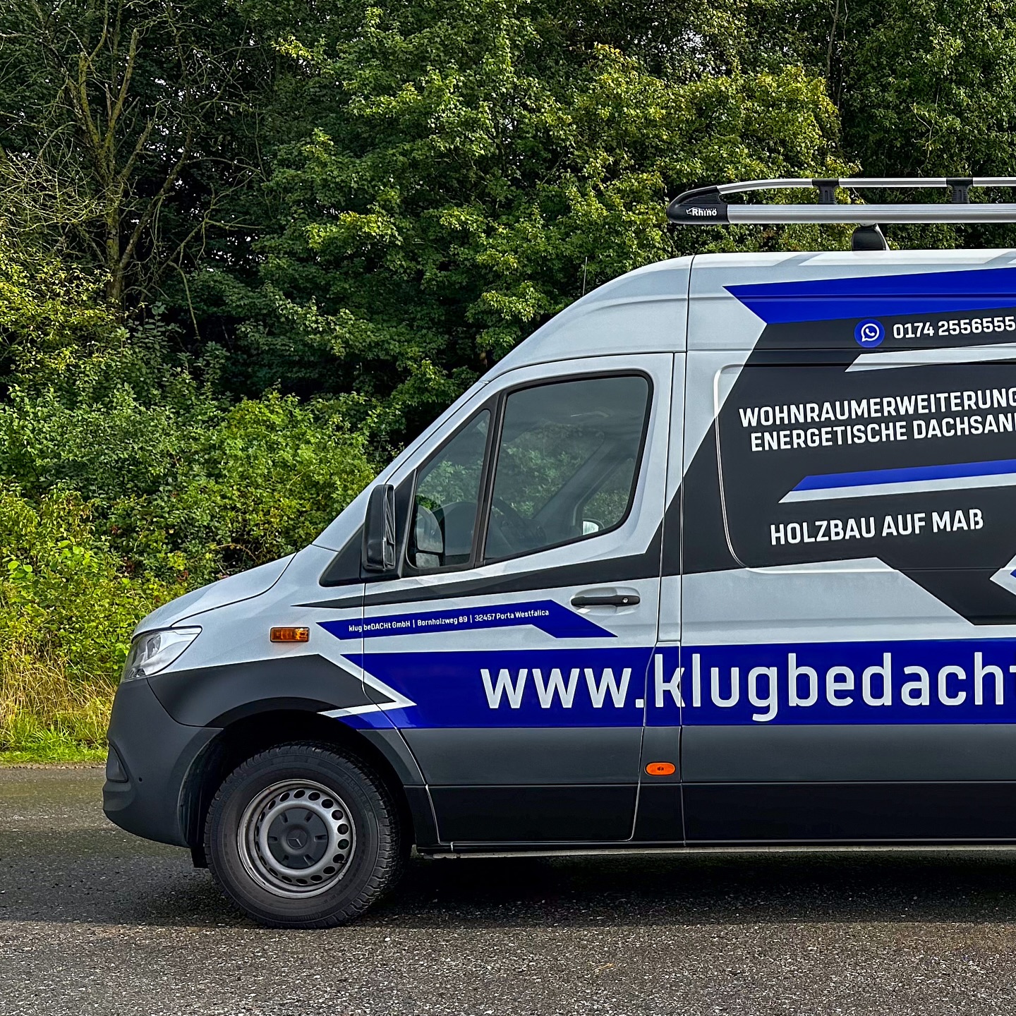 Neues Design, starker Auftritt!
Für klug beDACHt aus Porta Westfalica durften wir einen Sprinter mit einem individuellen und aufwendigen Look versehen, robust, markant und absolut einzigartig.
#Fahrzeugbeschriftung #CarWrapping #Dachdecker #HandwerkMitStil #Branding #FuhrparkDesign #FolieMachtDenUnterschied #Fahrzeugdesign #designtriffthandwerk