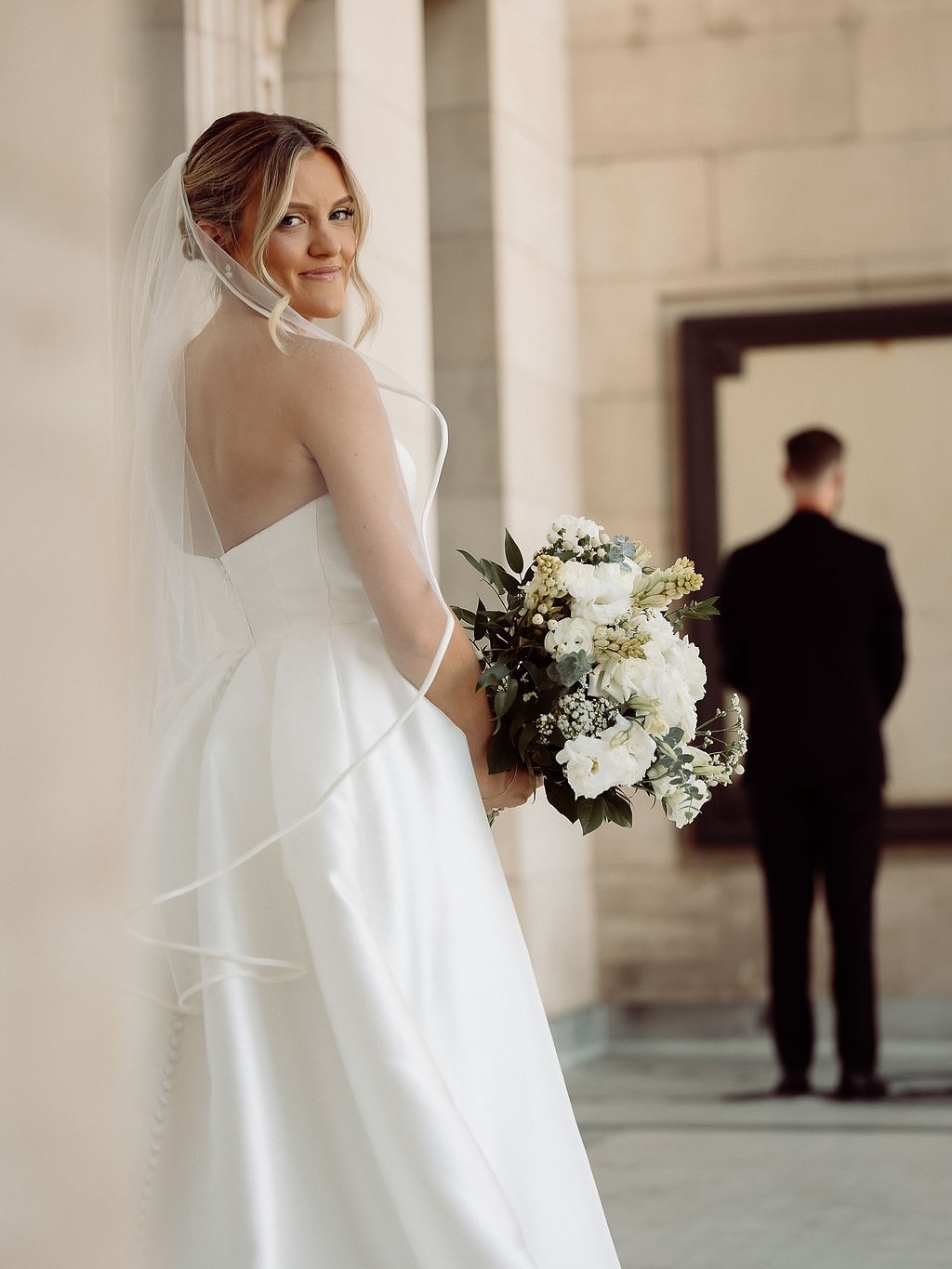 ✨Elisabeth and Vinny ✨
These photos are such a vibe! Honored to be a part of their big day!
#photographer @sammyaucella
#bridalhair @beautybygreta
#venue @whitneypeakhotel
#florals @awesomeblossomfloraldesign
#bridalmakeup #crystalbellbeauty #onlocationmakeup #onlocationbeauty #travelingmakeupartist #destinationmakeupartist #renomakeupartist #laketahoemakeupartist