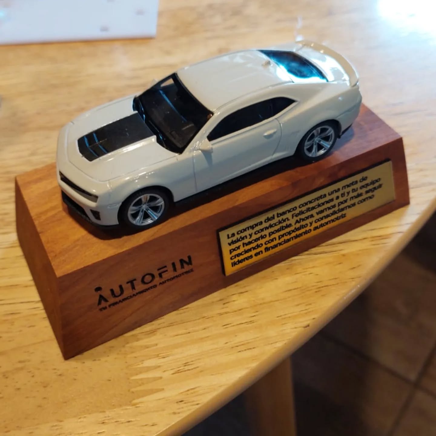 Autitos base madera grabados con plaquita. Para @autofin.cl