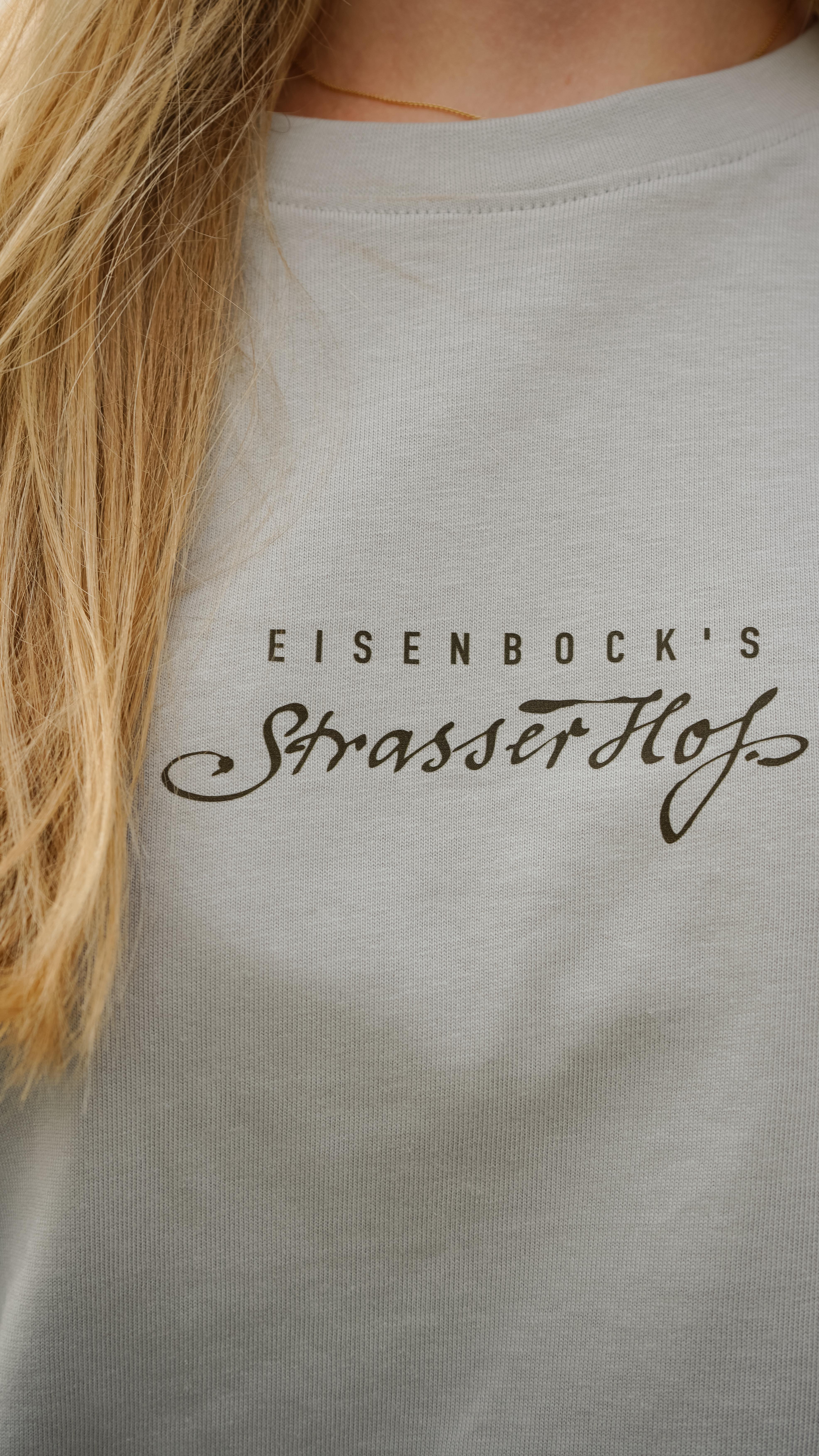 Pünktlich zum Hauermarktwochenende glänzte unser Strasser Hof Team in neuen, coolen T-Shirts. 🍻👕✨
Danke an Christian Korbel (@christian.korbel.1) für das moderne Design! ☺️
#eisenbockaufmehr #hauermarkt #strasserhof #teamstyle #wirtshaus #wirtshauskultur #seidlbar #zwettler #shirts
📸 @die.content.macherin