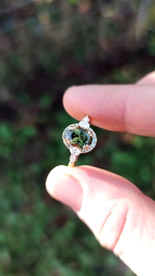 Congratulations to R & T who got engaged with this sparkly bespoke showstopper of a ring! Green sapphire with a green sapphire halo and oval & pear diamond shoulders ✨💚✨