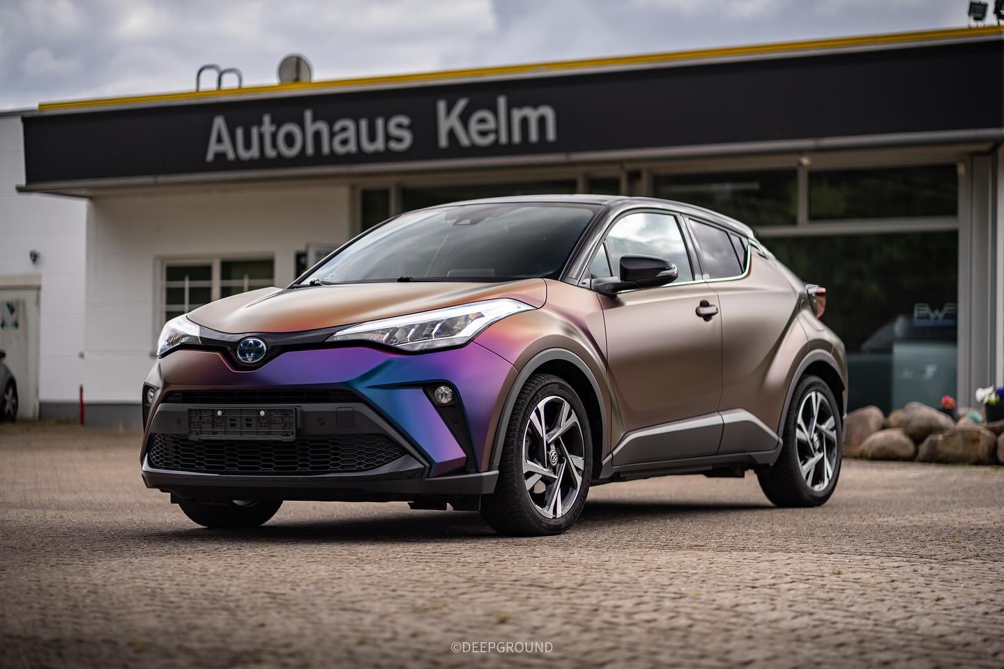 Toyota CHR Vollfolierung.
Vom langweiligen Auto zum sportlich auffälligem Hybrid. Die Kanten und Ecken sind nun deutlich hervorgehoben durch die Matte Folie. Wir sind begeistert und vor allem ist es der Kunde auch!
Auf Wunsch wurden auch noch alle Dellen entfernt, damit das Ergebnis im Nachgang perfekt ist.
Danke für das Vertrauen! 😋
___________________________________________________ #deepground #toyota #toyotachr #wrappedcars #hybrid #staydeep #lowlife #lowstance #slammed #black #carporn #cars #wrapped #toyotanation #wrappedworld #folierung #flipflop #teamle #motorsport #avery #low #bagged #toyotagram #stancenation #perfection #toyotalife #insta #instagood #follow #picoftheday