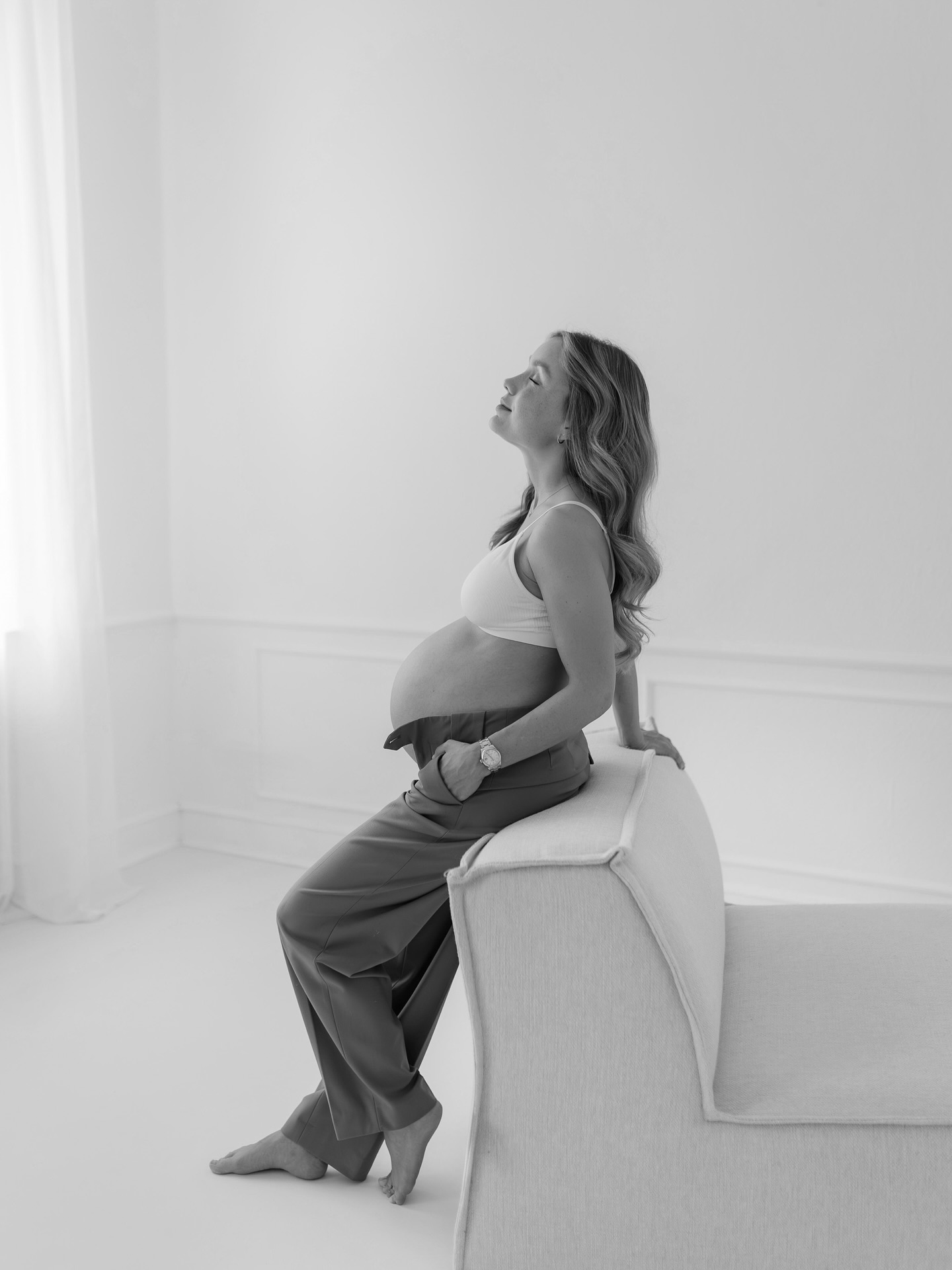 Warum ihr zu mir ins Atelier kommen solltet? Mein erster Satz ist „Fühlt euch wie zuhause“, es gibt immer Schokolade oder Snacks, alle laufen barfuß rum und wir hören fetzige Musik.
Und zum Schluss bekommt ihr dann hochwertige, ästhetische und liebevolle Erinnerungen. Weil man Professionalität nicht raushängen lassen, sondern fühlen muss.
Schreibt mir gerne eine Nachricht und ich beantworte eure Fragen rund um euer Babybauch Shooting. 🤍