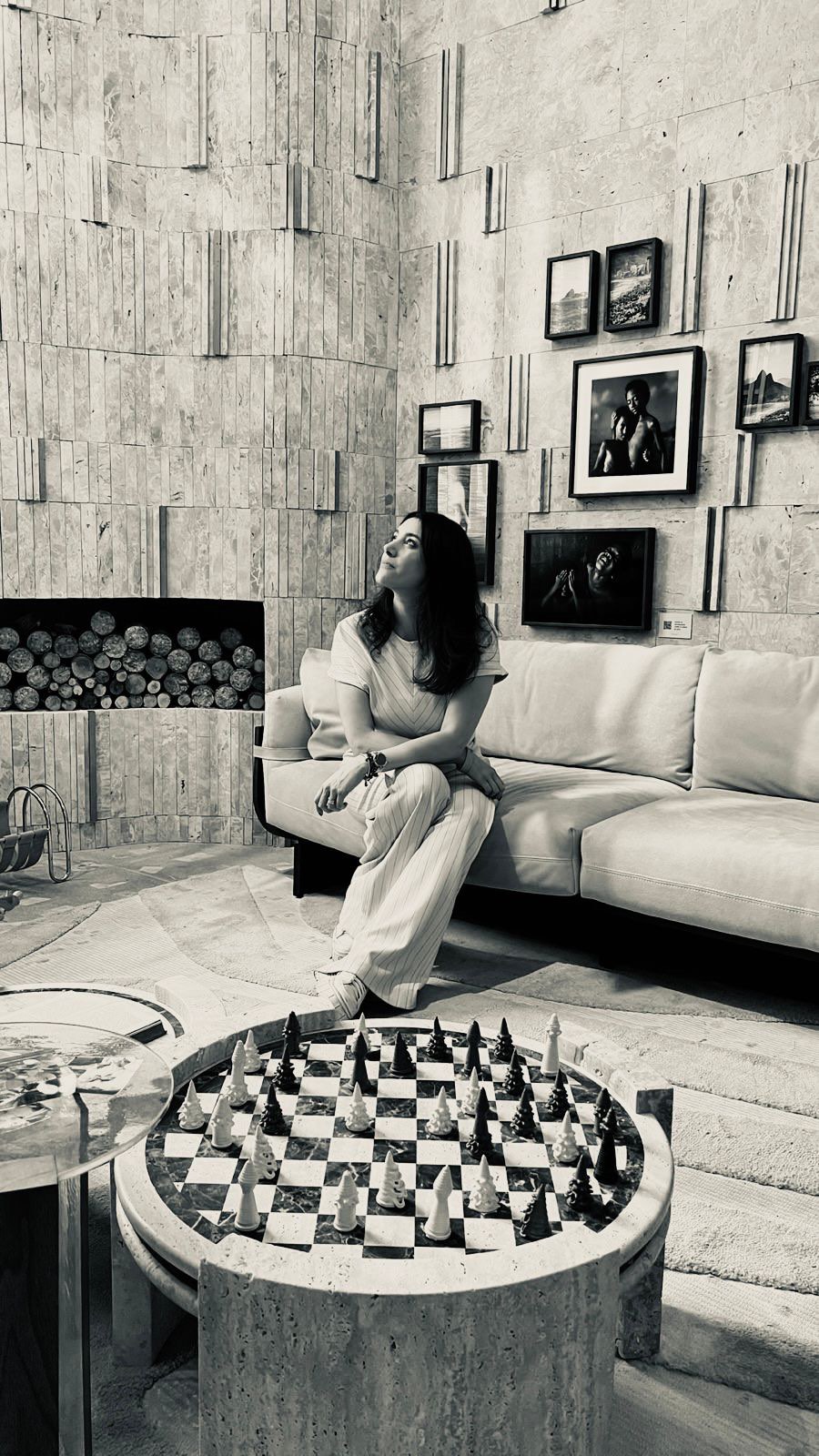 EXPERIENCE CASACOR 🇧🇷 #saopaulocity
#casacor2025 #casacorsaopaulo
#semearsonhos
Visitamos CASACOR São Paulo y recorrimos propuestas que interpretan el habitar contemporáneo con una mirada audaz y sofisticada.
Espacios integrados, uso estratégico de la iluminación, texturas contrastantes y una paleta de materiales que apuesta por lo sensorial.
Las piedras naturales tuvieron un protagonismo indiscutido, muchas de ellas retroiluminadas, revelando su expresividad y profundidad.
Nos encontramos con soluciones funcionales, detalles de carpintería impecables y una curaduría que eleva cada ambiente a una experiencia.
Gracias a las empresas que nos abrieron sus puertas y compartieron con nosotros sus visiones, tendencias y formas de entender el diseño hoy.
#studiobarlainteriordesign
#arquitecturainterior
#interiordesign
@casacor_oficial
@experience__design
@cosentinolatam