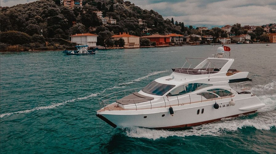 Boğaz’da Lüks Tekne Keyfi! 🚤
20 metrelik teknemiz, 12 kişilik kapasitesi ve ikramlıklarıyla sizi İstanbul’un eşsiz manzarasında ağırlıyor.
🎶 Özel günler, kutlamalar, ya da sadece keyif için…