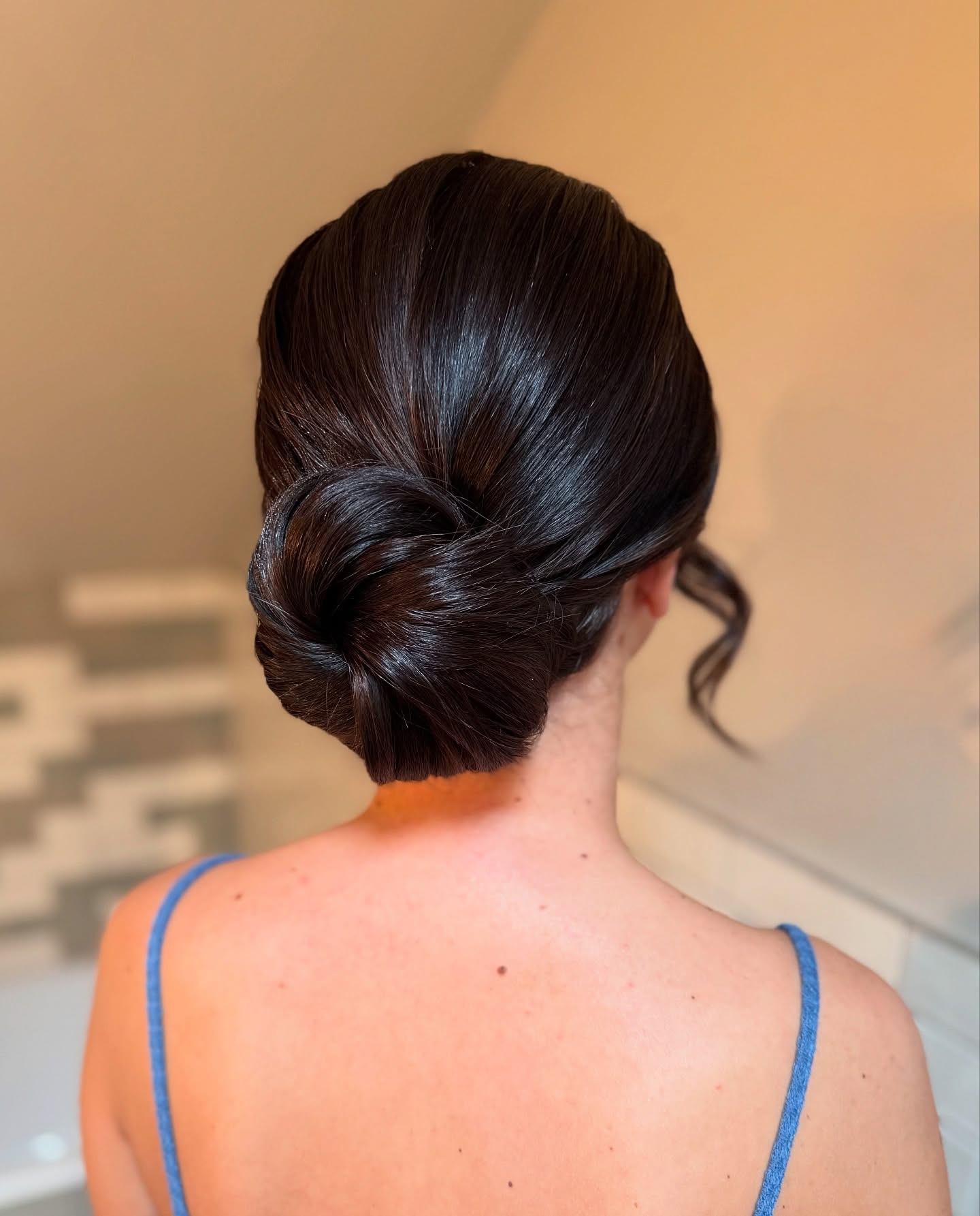 When elegance speaks for itself 🫶
#UpdoGoals #SleekBun #ElegantHair #HairInspo #ChicStyle #HairGoals