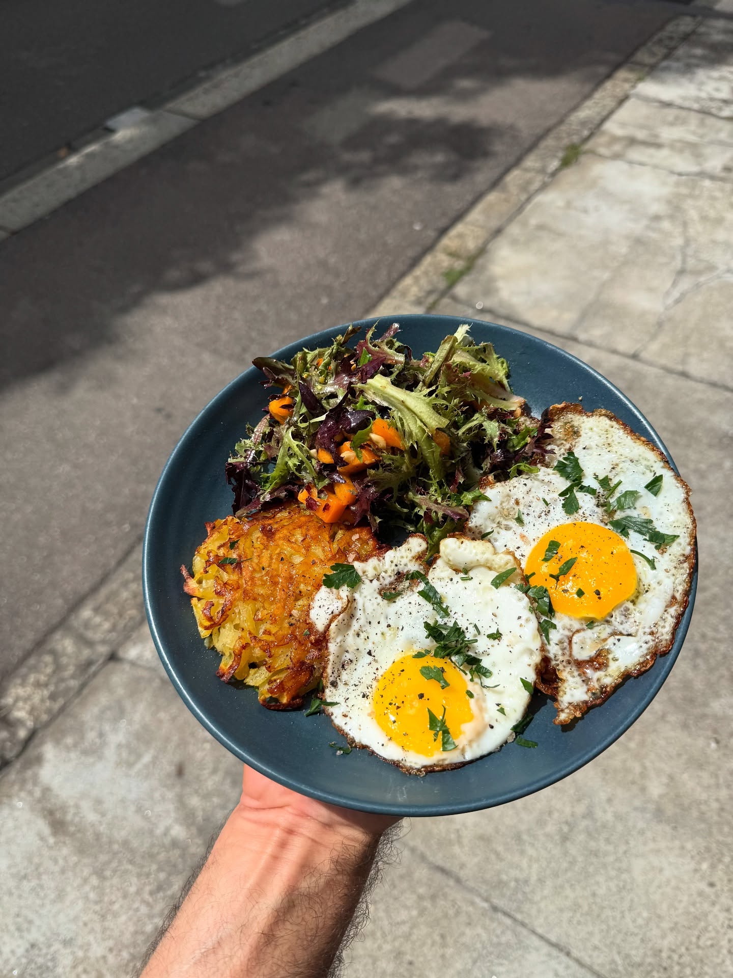 Speziell zum Schweizer Nationalfeiertag:
Rösti mit 2 Spiegeleiern und einem frischen Salat mit Aprikosen und Dill 🧡.
Bestellbar diesen Freitag, Samstag und Sonntag von 9 bis 14 Uhr 🌞.
#brunch #lunch #brunching #1august #wochenende #weekend #caféfrühling