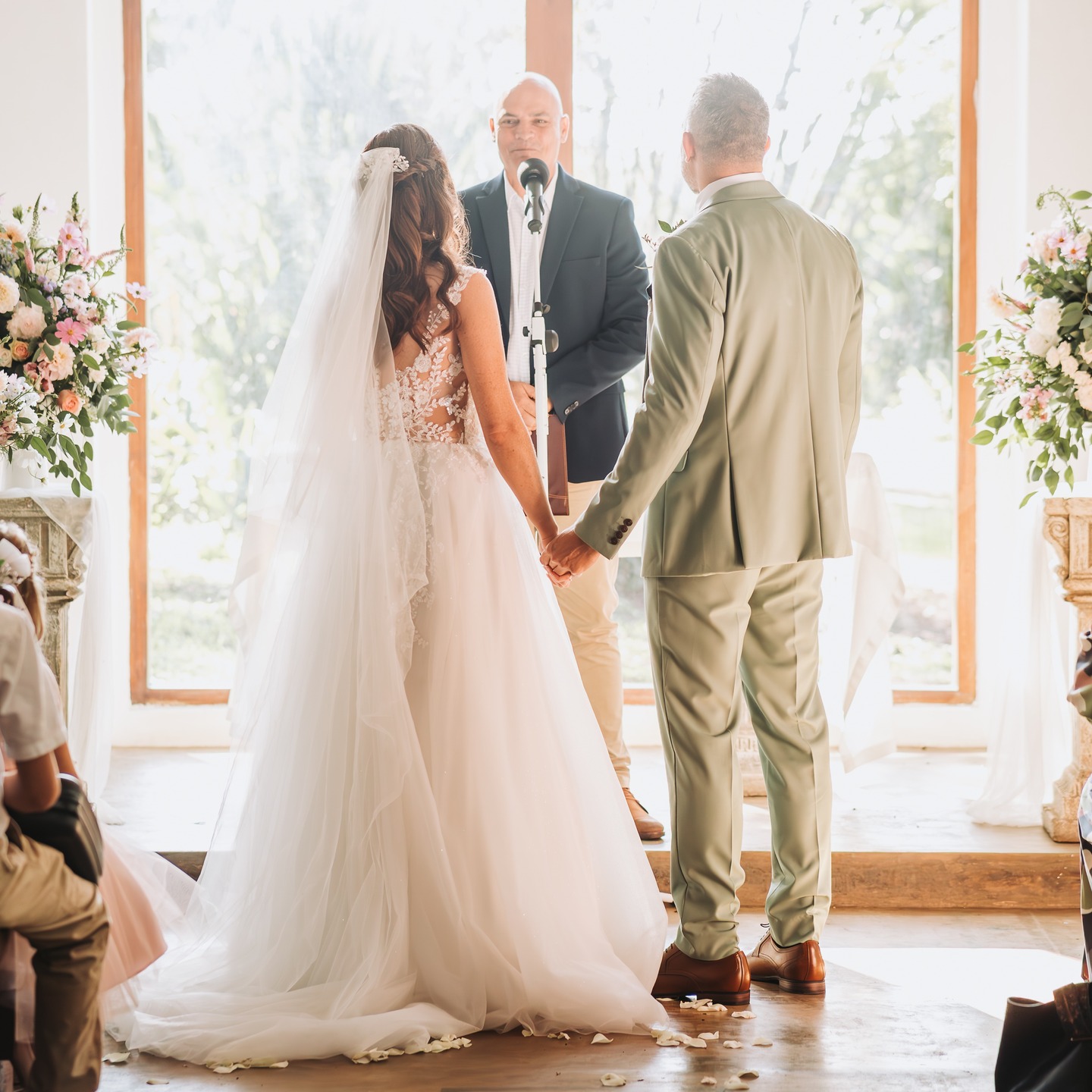 Whimsy and romantic set-up for @deirdre_oosthuizen & Bruce. We got to work with the most beautiful dahlias and cosmos 🥰
Photography: @jessegademanphotography
#whimsicalwedding #pastelflower #kznflorist #ballitoweddings #dahlias #cosmos #weddingdecor
