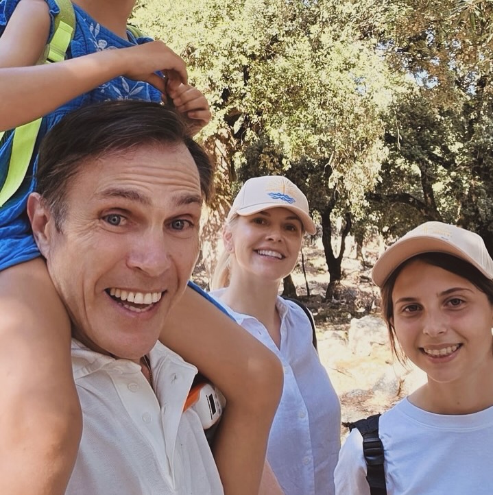 Pèlerinage familial ☀️❤️ #mallorca
*****************************************
#charlesphilippedorleans #princecharlesphilippedorleans #princecharlesphilippe #princedorleans #ducdanjou #naomidorleans #naomivaleskadorleans #princessenaomidorleans #princessenaomi #princessedorleans #duchessedanjou #dynastiecapetienne #huguescapet #maisonroyaledefrance #france #monarchy #royalfamily