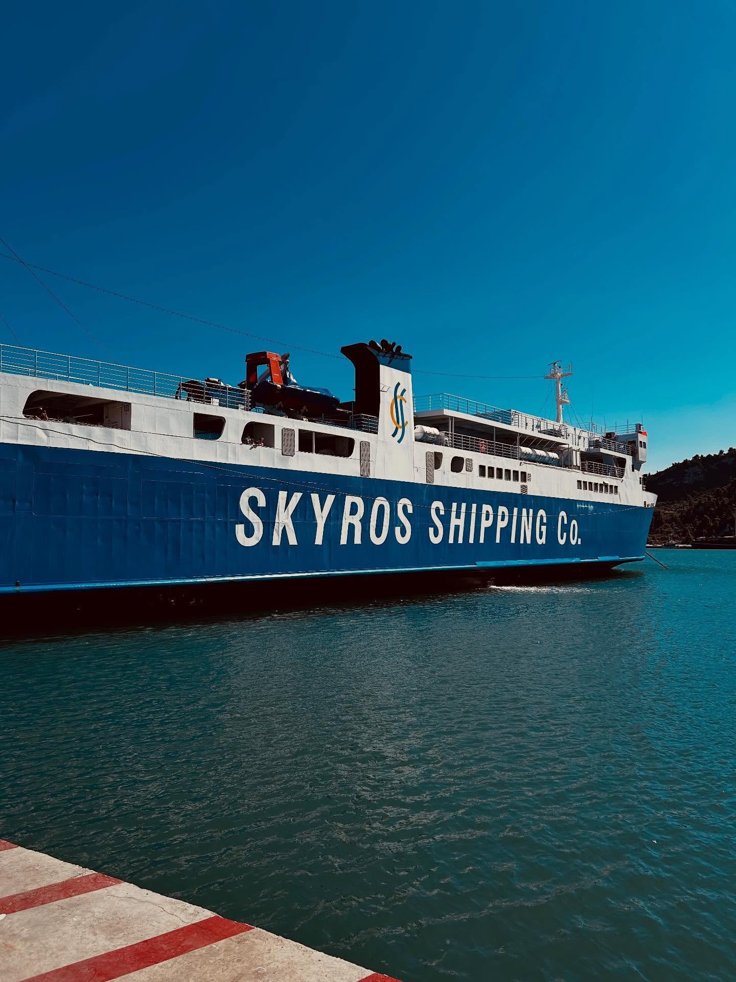 Skyros est la 4e île des Sporades, un peu loin de tout. Il faut traverser Evia + ferry ou atterrir au mini aéroport qui ferme une fois le seul vol arrivé 😊. Cet île était sur ma liste “ à découvrir” depuis longtemps. Et nous voici depuis hier ! Comme chaque fois, je me réjouis de la parcourir, rencontrer les gens d’ici, tester, se perdre, aller partout pour pouvoir la partager avec vous !🏖️#skyros #skyroshorses #sporades #evia #greeksummer