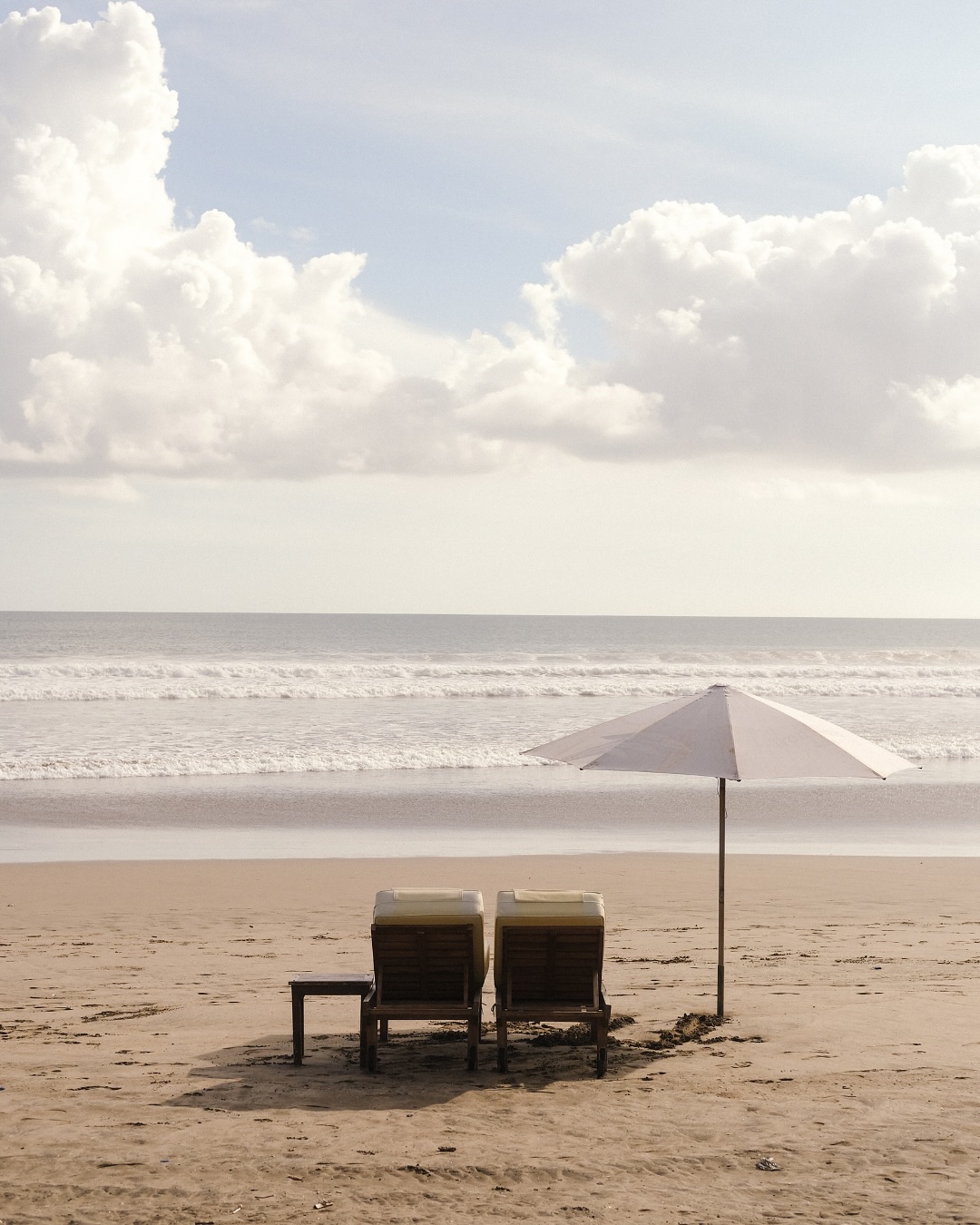 Soft steps on warm sand. No soundtrack needed, the ocean is enough.
The beach is quieter here, but never empty.
Sunset Beach by @mrssippybali