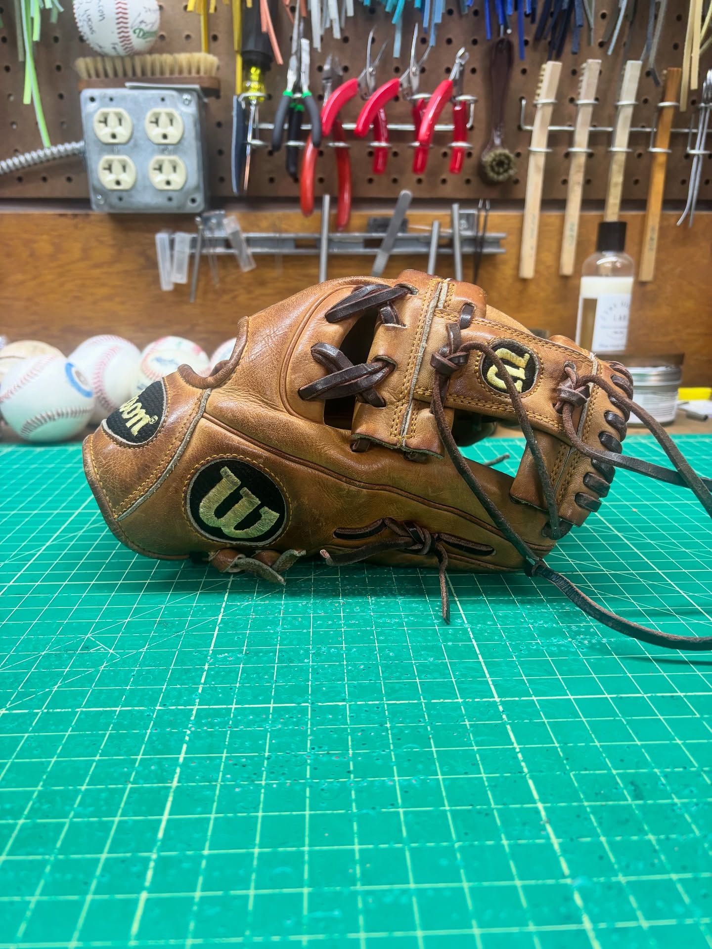 The Pedroia Game Spec is one of my all time favorite gloves. I’ve had a few but always let them go. Until this one showed up with that 100 anniversary stamp. Think I’ll hold on to this one. Now I need to find the A2K anniversary game spec.
#ballplayersbalm #buyfastpitchgloves #wilsonsports #wilsona2000 #dustinpedroia #relacednotreplaced #relacedontreplace #staygrassy #makingyourglovegreatagain
#coloradoleatherbalm