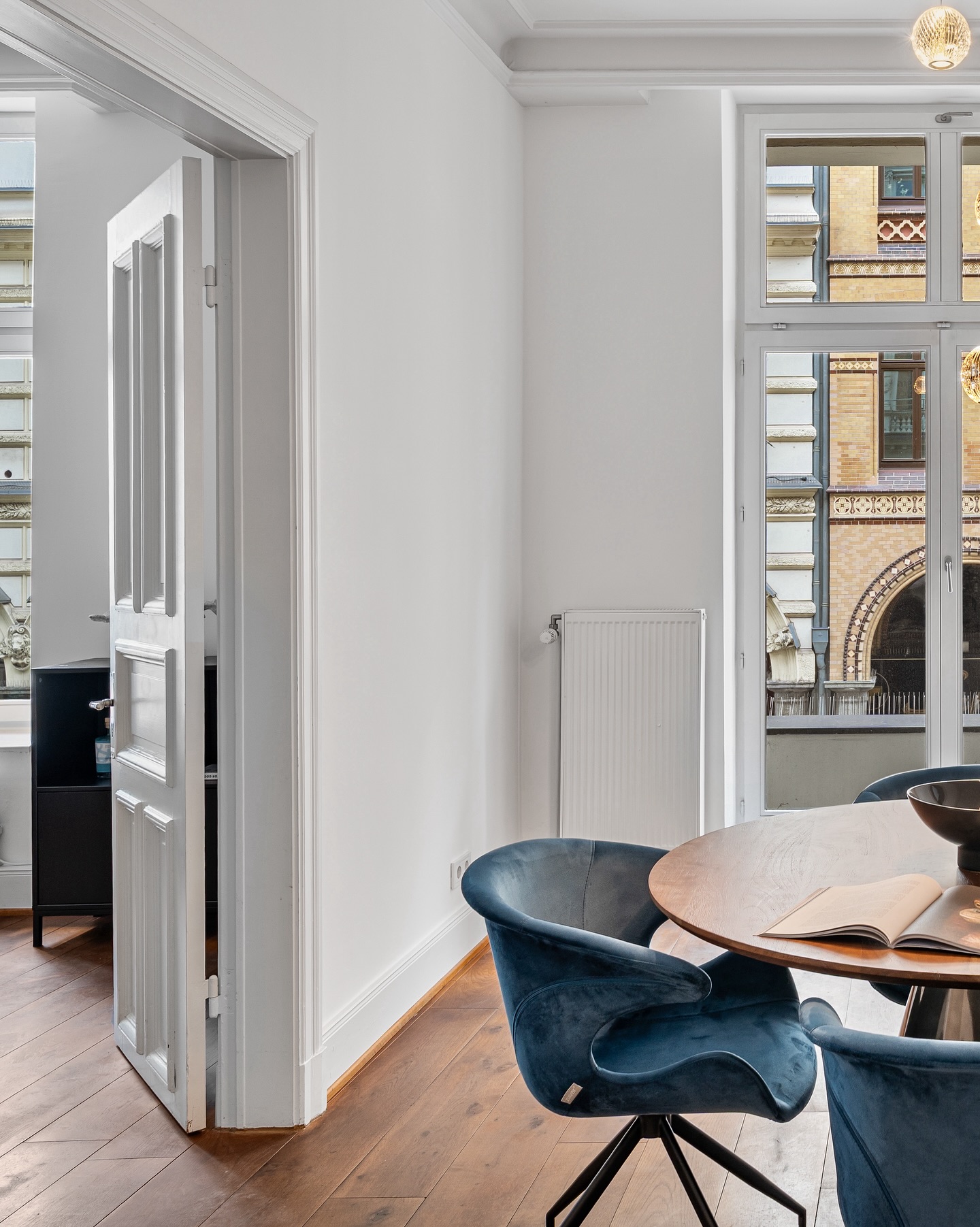 Home Staging funktioniert nur im Wohnbereich? Nein, ganz im Gegenteil!
Gerade im Bürobereich kann Home Staging eine enorme Wirkung entfalten. Räume wirken erlebbarer, die Funktion wird klarer und gleichzeitig entsteht eine emotionale Verbindung.
Für die Firma BECKEN durfte ich ein wunderschönes Büro in den Colonnaden stagen und würde am liebsten selbst sofort dort einziehen und arbeiten.
Ich freue mich, euch bald noch mehr Fotos von diesem Projekt zu zeigen! Alles Liebe, Anna
@thestagingcompany Danke für die tolle Zusammenarbeit!
#hamburg
#staging
#homestaging
#immobilien
#immobilienfotografie
#office