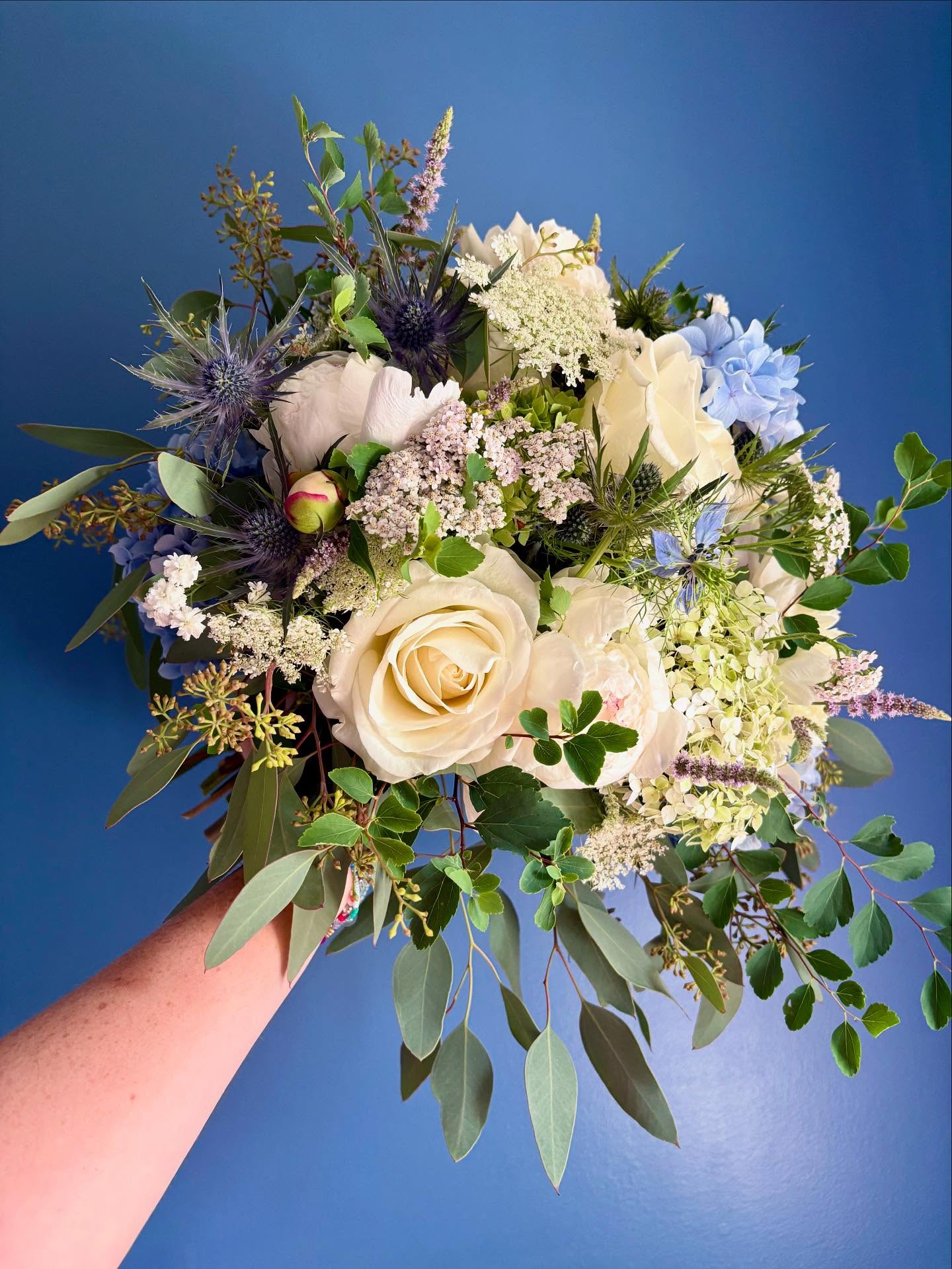 A timeless color palette for Christine and Jeff! 💙 A big congratulations to you both!🍾
#fingerlakesweddings #blueandwhitewedding #fingerlakesflorist #senecalakewedding #summerlakewedding