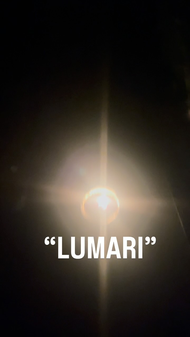 🌟 ENORME SUCCESSO A SCOGLITTI PER “LUMARI” 🌟
Il 26 luglio, il Cinema Arena Golden Estivo di Scoglitti ha registrato il tutto esaurito (oltre 300 posti) per un concerto indimenticabile: “Lumari” ha visto protagonisti due musicisti di altissimo livello - il violinista Alfredo Reyes Logounova e la pianista Ekaterina Chebotareva - che hanno incantato il pubblico con un programma virtuosistico di musica da camera e per violino solo.
Il duo, che si esibisce insieme da oltre tre anni, ha proposto capolavori di Mozart, Ravel, Ysaÿe e Saint-Saëns, regalando momenti di grande intensità artistica e lasciando un’impressione profonda negli ascoltatori. In chiusura, due bis appassionati con musiche di Franck e Brahms hanno suggellato la magia della serata.
Un evento straordinario per il territorio di Scoglitti e Vittoria, che ha ricevuto feedback entusiasti e un’eco significativa tra il pubblico locale.
Un sentito ringraziamento ai due direttori artistici Diego Melfi (Gala Music Festival) ed Emilio Cugnata (Cinema Sala Golden), la cui visione condivisa e professionalità hanno reso possibile un evento di così alto livello, segnando un passo importante nel futuro culturale della Sicilia sud-orientale.
✨ Non solo sotto le stelle… ma anche con la musica al tramonto sul mare.
#galamusicfestival #lumari2025 #scoglitti #siciliadestate #musicasottolestelle #musicaaltramonto #musicaelegante #concertoestivo #musica2025 #musicaenatura #duoconcerto #musicaliveitalia #musicaesole #musicaeventi #violinconcert #pianoconcerto #musicaclassicaitaliana #culturasiciliana #estateinsicilia #arteemusica #concertodavioliniopiano #musicaeispirazione #musicaitalianaoggi #sunsetconcert #concertoscoglitti #eventisicilia #siciliaeventi #vivisicilia #tramontoemusica #musicasulmare