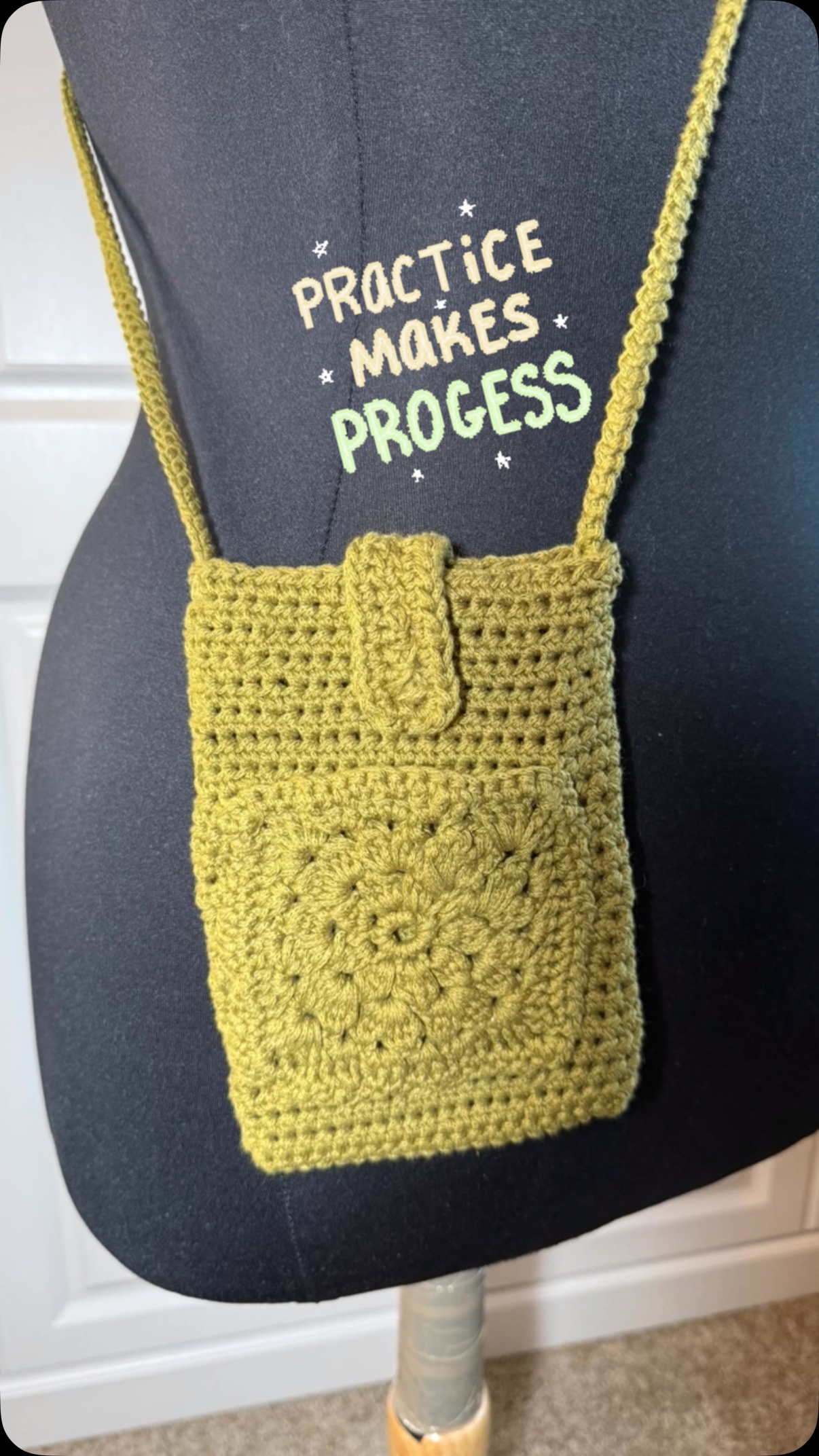 💚🧶For the LOVE of crocheting 💚🧶
🧶 My first attempt at crocheting a cell phone bag
✂️
🧶
✂️
🧶