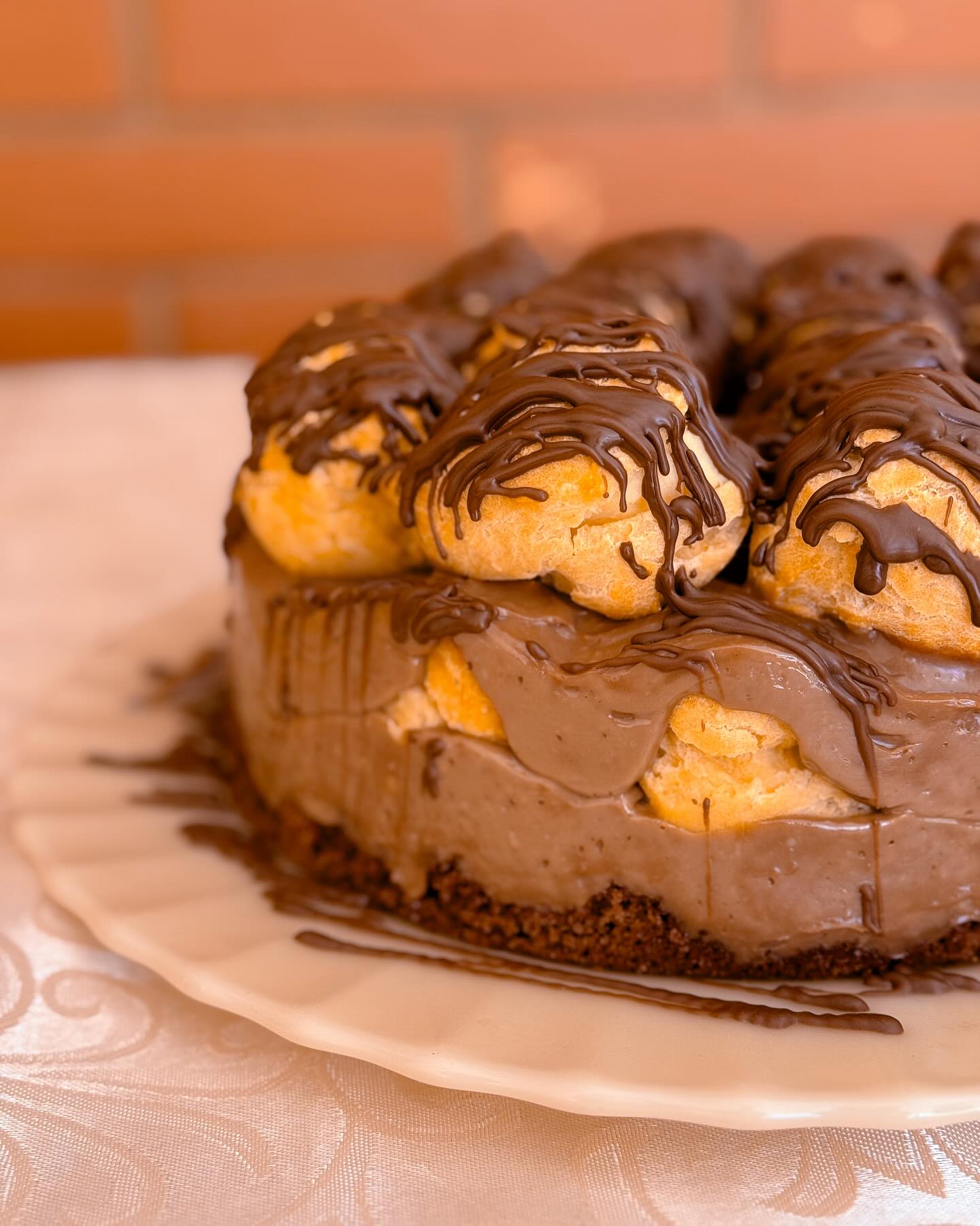 Bolo de Profiteroles com Creme de chocolate e Creme de Baunilha.