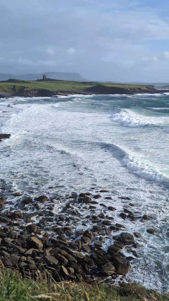 Big seas at Mullaghmore this evening 🌊🌊🌊
#sligo #irelandinfocus #wildatlanticway #mullaghmore #waves