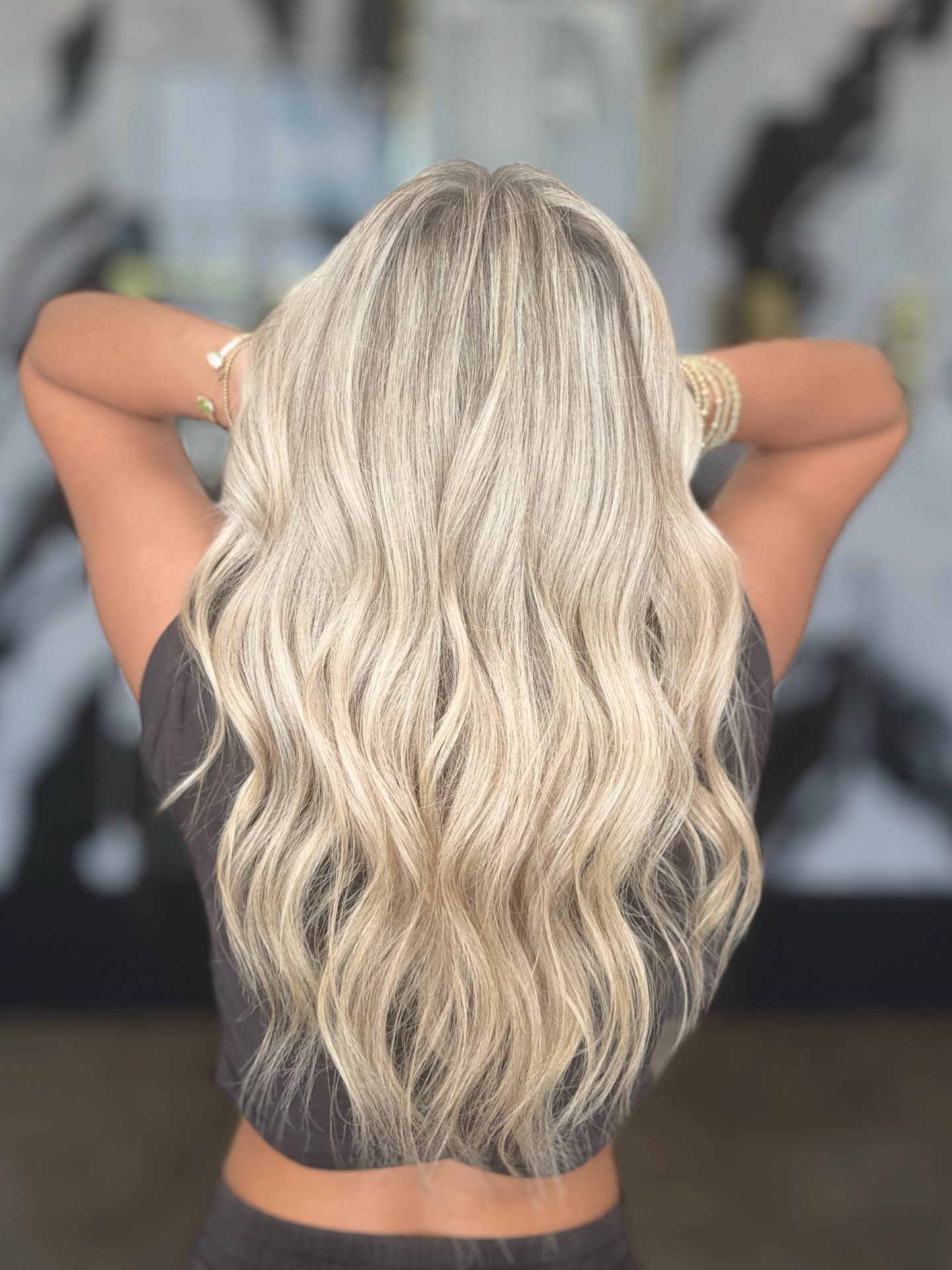 We gave this beauty a full highlight refresh to take her into the school year glowing from every angle. Soft dimension, bright blonde, and a soft wave…… confidence starts with great hair!
Wishing her the best semester yet! 🤍🎓