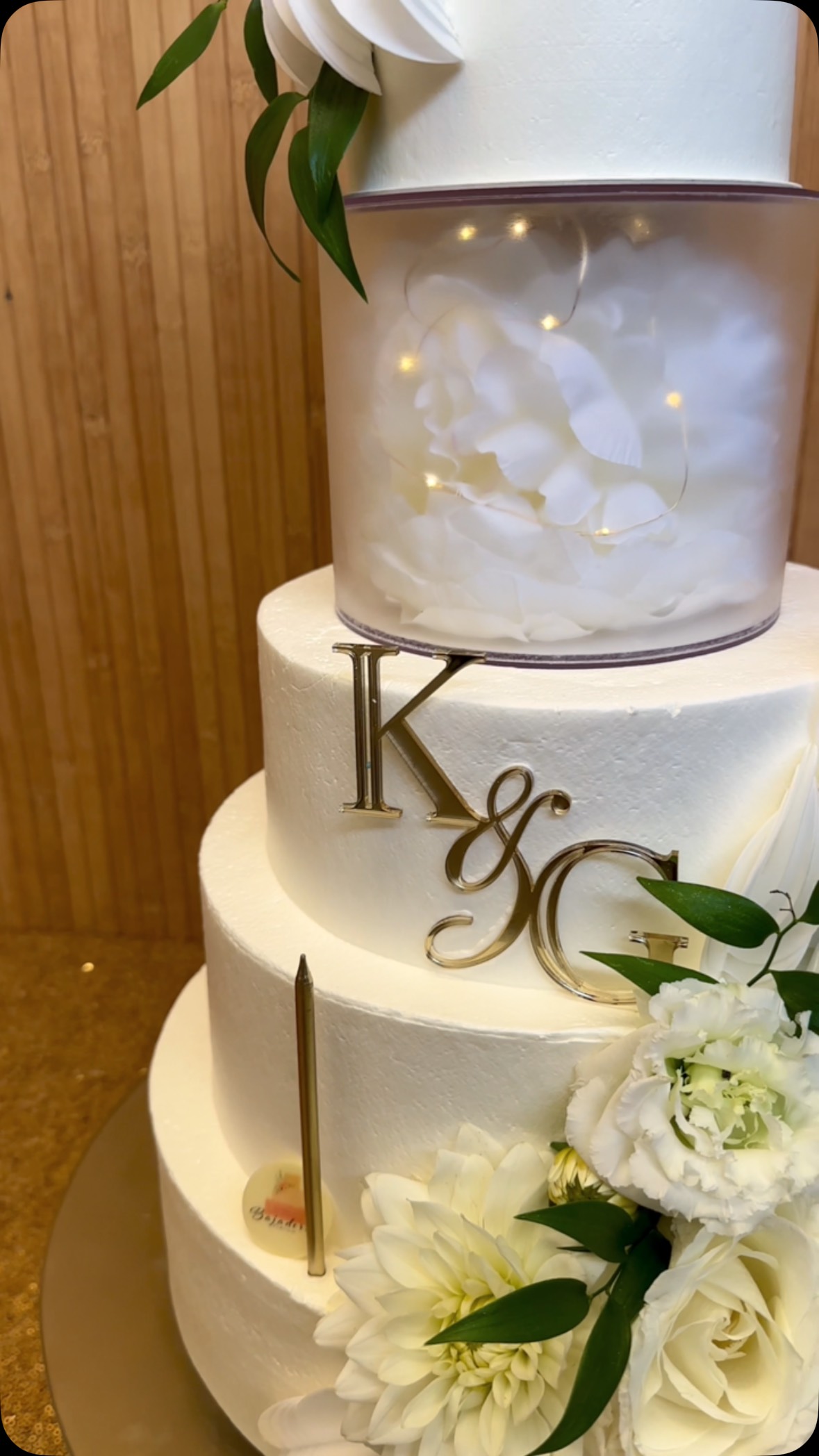K&G ✨
Weselny tort z separatorem i kwiatami 🤩
•
#pracowniacukiernicza #weddingcakes