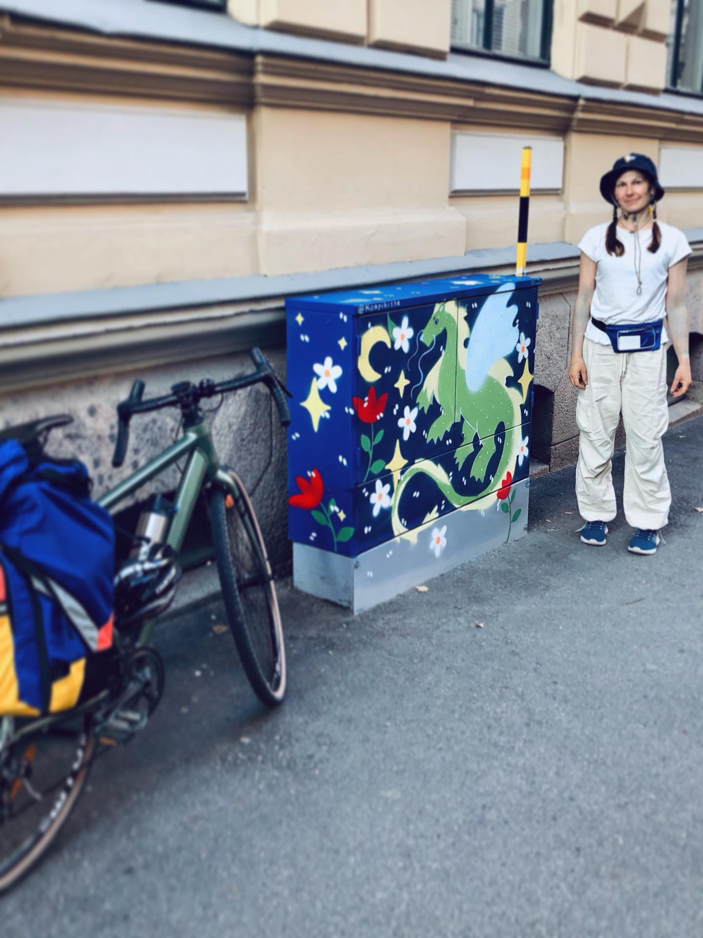 Well, I painted another electrical cabinet in Helsinki. The result and bit of process in the pictures.
#helensähköverkko #streetarthelsinki #dragon