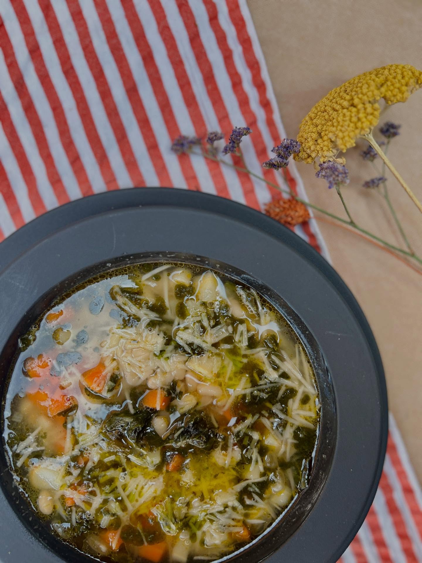 Heti menü a Grandban (2025.08.04.-2025.08.10)
Hétfő - szerda 11.30 - 15.00
Csütörtök-szombat 11.30-21.00
Vasárnap 11.30-17.00 
Sült paradicsom krémleves, fokhagymás cruton
Pistou leves, parmezán
Tortilla al Pastor
Padlizsános pad thai 
Töltött cukkini, kapormártás
Barackos paradicsom saláta, mozzarella, balzsamos dresszing 
Mérey heti leves
Fehér gazpacho mandulával és almával