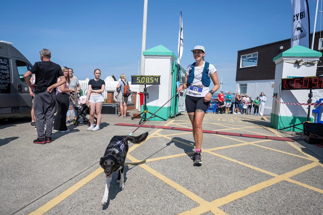 🏅 Medal Monday 🏅
Huge congrats to @jemmasedgmond for her Cybi costal marathon yesterday!!! Incredible achievement 🤩 & still looking so fresh at the end! (Even with the extra kms & @katethom88 ‘s poor directions) 😂
What a beautiful location for a 44km run 😍
💛💙🖤
#cardifftriathletes #trailrunning #costalmarathon #cybicoastalmarathon #ultramarathon