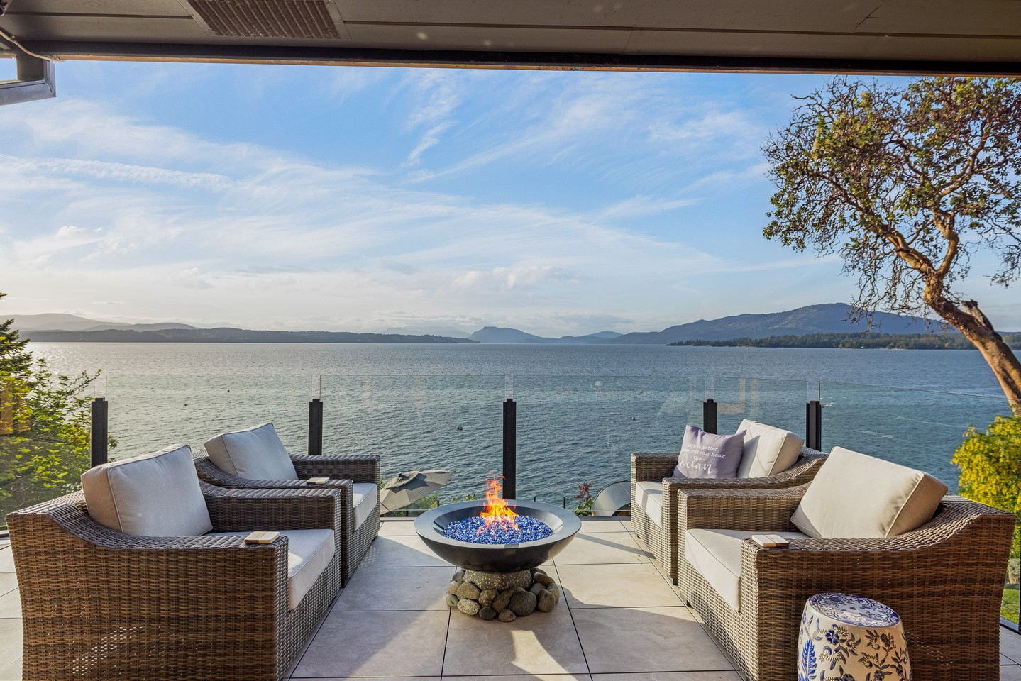 Host. Lounge. Repeat. This designer indoor/outdoor area is ready for every occasion!
#yyj #yyjrealestate #instahome #yyjrealtor #yyjrealtors