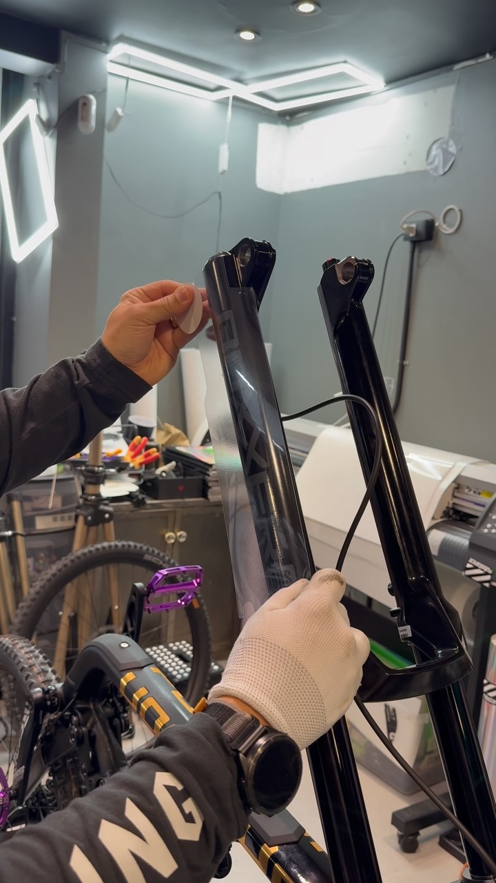 🎥 Así protegemos una horquilla BoXXer desde cero 🔥
Nos llegó esta bestia de DH y la dejamos lista para la batalla. 💪
👉 Limpieza profunda
👉 Medición y preparación del vinilo
👉 Aplicación precisa del protector Skull Frame 🛡️
👉 Resultado final: full protección y estilo 😎
🧠 ¿Sabías que proteger tu horquilla alarga su vida útil y mantiene el valor de reventa de tu bici?
📍Hecho con precisión. Hecho con pasión.
🚴♂️ #SkullFrameProtector #MTB #Downhill #BoxxerProtection #ViniloMTB #ProtegeTuBici #Bikeporn #BikeLife #BeOriginalBeSkull