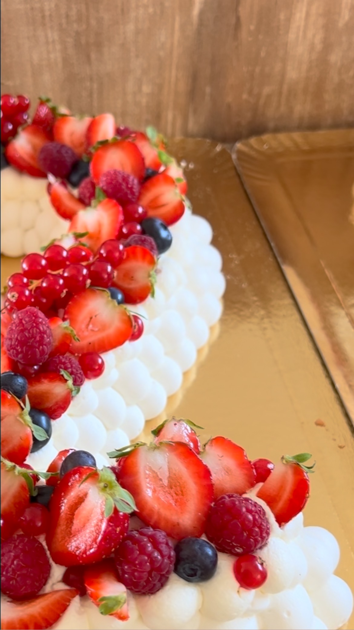 Un joli anniversaire en famille « Joyeux anniversaire Lucas 21 ans !!!! 🎂💖😘 »
Pavlovas number cake vanille fruits rouges
- meringue croquante et fondante à souhait
- confit fruits rouges
- fruits rouges variés
- chantilly mascarpone vanille
#pastrychef #snpatisseries #pavlova #fruitsrouges