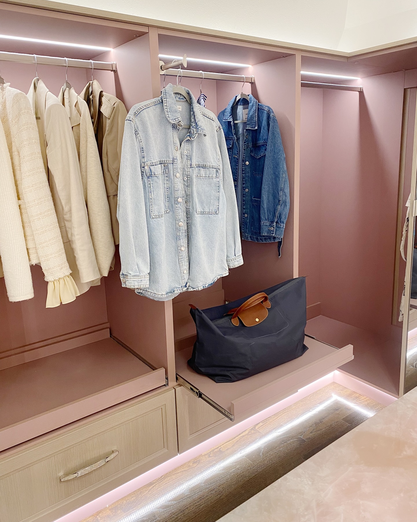 Letâs set the packing stage⨠The valet rod gathers all your travel outfits in one place, but what about adding in a valet shelf? Perfect for the pieces that donât need a hanger or for resting the bag youâre about to pack. Little luxuries that make a big difference. đ§łđŤ
#ClosetDesignInspo #LuxuryClosets #ClosetOrganization #TravelInStyle #CustomClosetDesign #ClosetGoals #OrganizationInspo