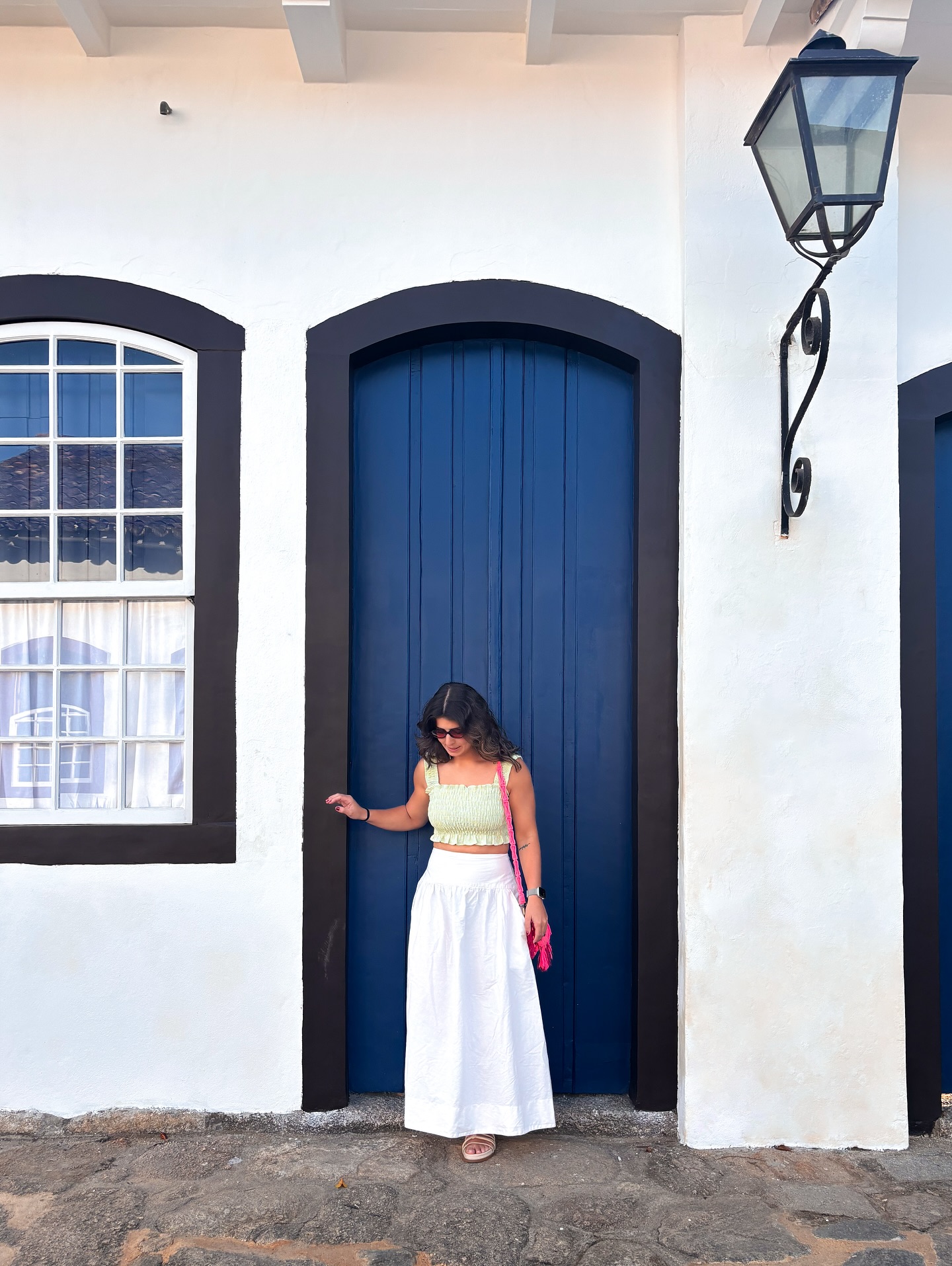 Portas que contam histórias.
⠀
No último fim de semana estive em Paraty (RJ), e como apaixonada por arquitetura, não resisti às portas do centro histórico.
⠀
Entre ruas de pedra e fachadas caiadas, cada detalhe revela o traço da arquitetura colonial brasileira — marcada por simplicidade, simetria e elementos portugueses que atravessam os séculos.
⠀
As portas, com seus arcos, cores vibrantes e ferragens trabalhadas, são um capítulo à parte: refletem não só o estilo da época, mas também a identidade de quem vive ali.
⠀
Um verdadeiro convite para observar com mais calma e olhar os detalhes que muitas vezes passam despercebidos.
#ArquiteturaColonial #PortasDeParaty #CentroHistorico #ArquiteturaBrasileira #DetalhesQueInspiram #ParatyRJ
