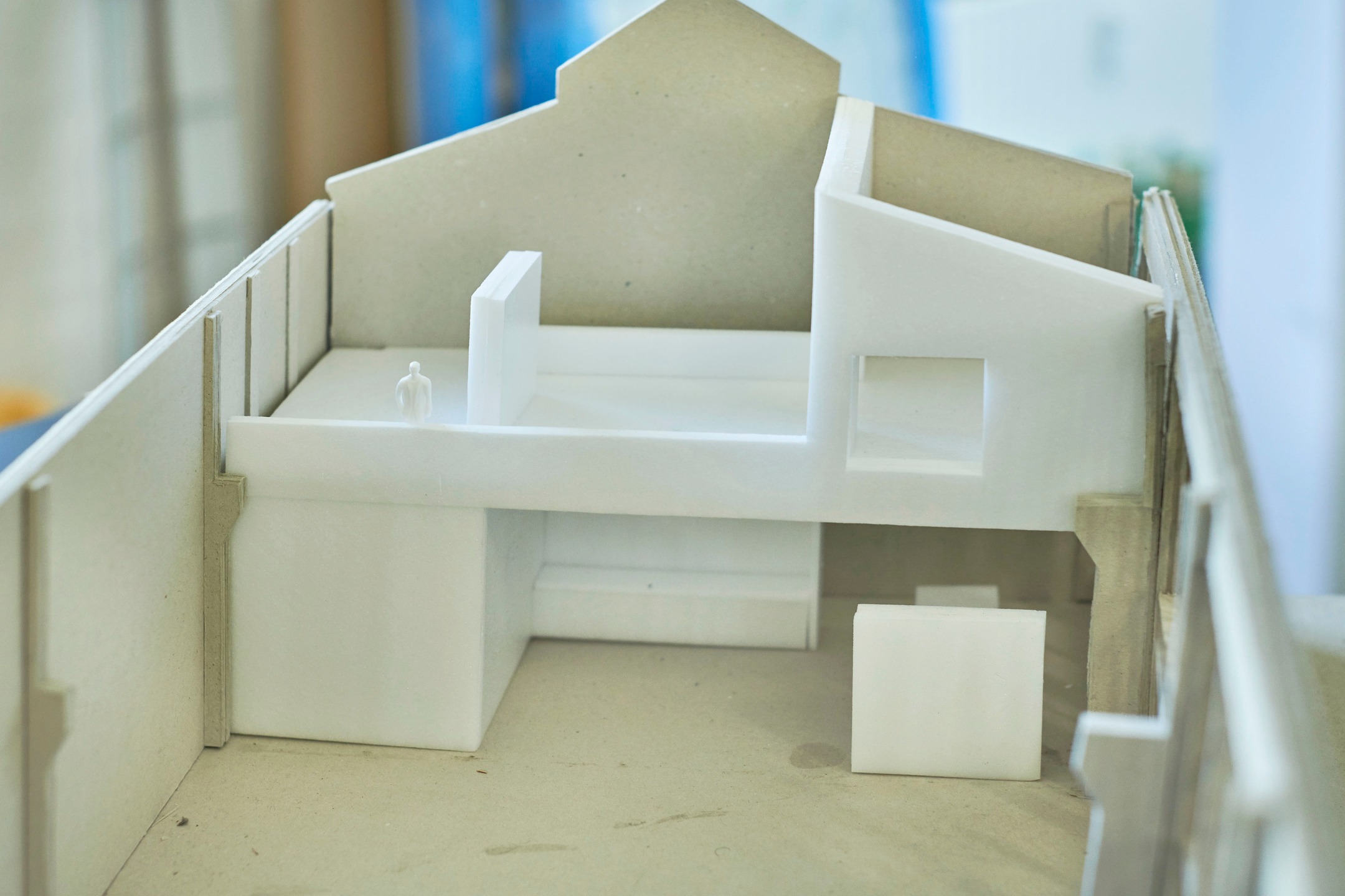 Vor fünf Jahren begannen wir den Ausbau unseres Studios. Was als kleines Modell aus Kapa und Pappe begann, wurde für uns zu einem Traum aus Holz und Stein, aus Licht und Schatten, aus wohligem Charme und elegantem Minimalismus, den wir jeden Tag genießen dürfen. An dieser Stelle auch noch einmal einen lieben Dank an unsere Architekten Grubert Verhülsdonk. Hier sind einige Bilder aus den letzten Jahren...
.
@danielverhuelsdonk #spielfeldberlin #daylightstudio #mietstudio #eventlocation