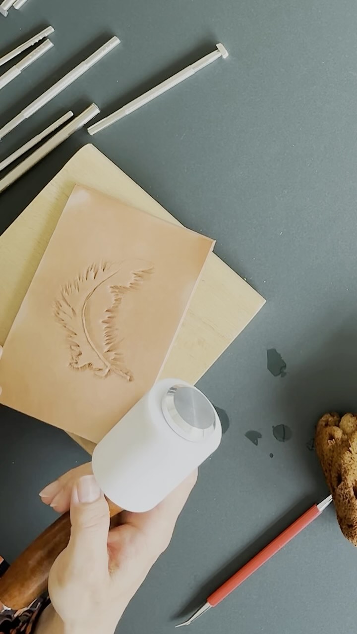 In diesem Video zeigt euch Nadja Landers, ehemalige Studentin am IBKK das Punzieren von Leder. Was wie gezeichnet aussieht entsteht hier allein durch Druck, Tiefe und Struktur - aber ganz ohne Farbe. Ein uraltes Handwerk wofür man eine ruhige Hand und viel Geduld braucht. 👉🏻 Du willst auch solche Techniken erlernen? Dann schau dir doch mal unsere Kurse und Studiengänge an! #ibkk #lederkunst #punzieren #handwerk #designschule #bochum #kunstschule #kreativität #kunststudium