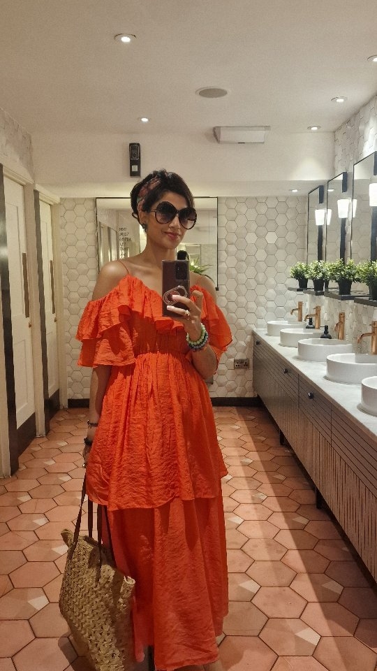 Give me ruffles or give me nothing, drama in every detail!
#fitcheck✔️ #OutfitOfTheDay #style_with_tia #FashionDiaries #summeroutfit☀️ #fashionover40 #RuffleObsessed #coraldress