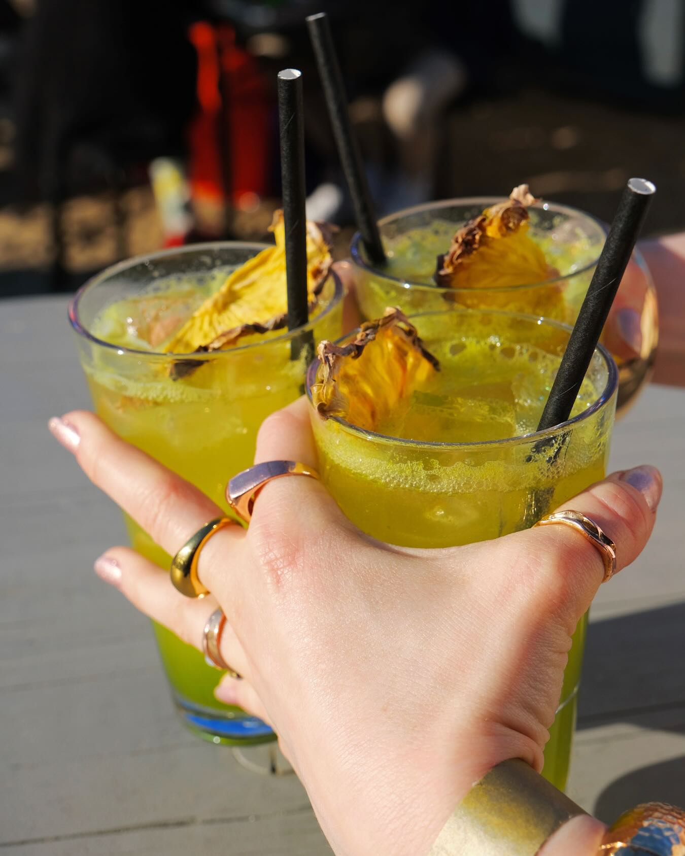 Musik? Check. Gute Laune? Nochmal Check. Drinks für dich und deine Freunde? Triple-Check! ✅🤩 Bei uns bekommt ihr alles auf einen Streich. 👯
#lieblingsdrink #friendsnight #strandsalon