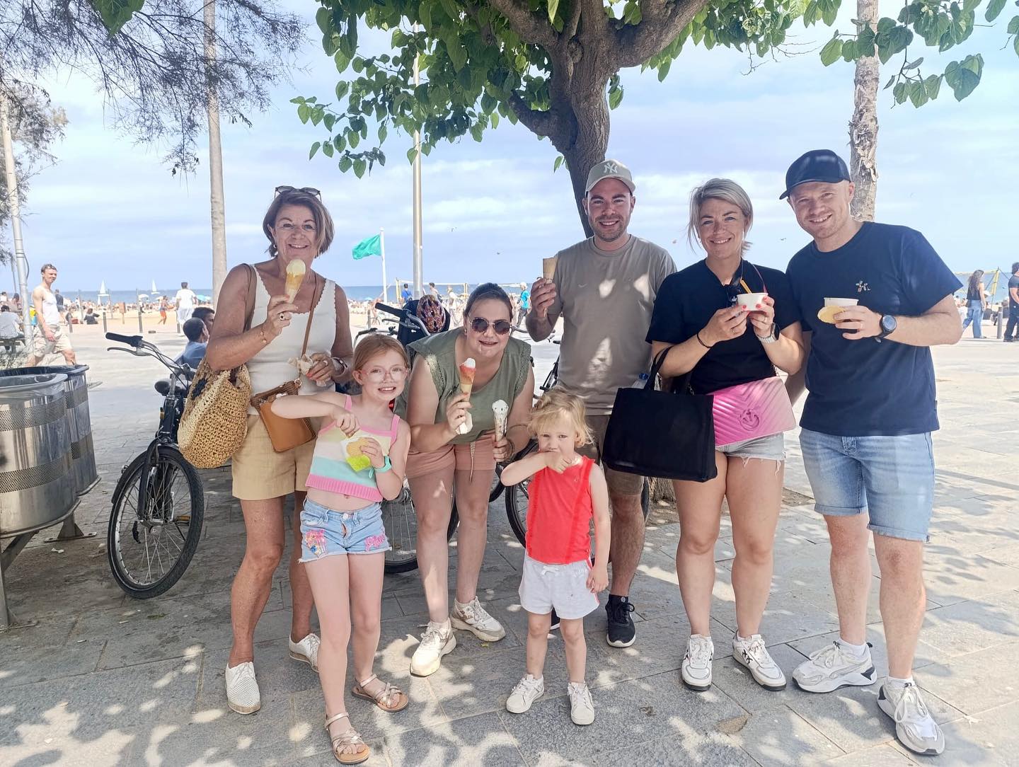 Onze privé tours zijn altijd op maat en geen tour is daardoor hetzelfde. Op basis van jouw wensen creëren we samen een unieke ervaring in Barcelona. Dit kan want al onze gidsen zijn echte locals en wonen al vele jaren in de stad.
Indien je dat wilt dan kan onderweg gestopt worden voor een kopje koffie, een drankje, een tapa of een ijsje 🍦 op het strand. Of je kunt gewoon lekker doorfietsen of wandelen om zoveel mogelijk te zien van de stad.
Bij Mucho Gusto is het helemaal JOUW tour! 😊