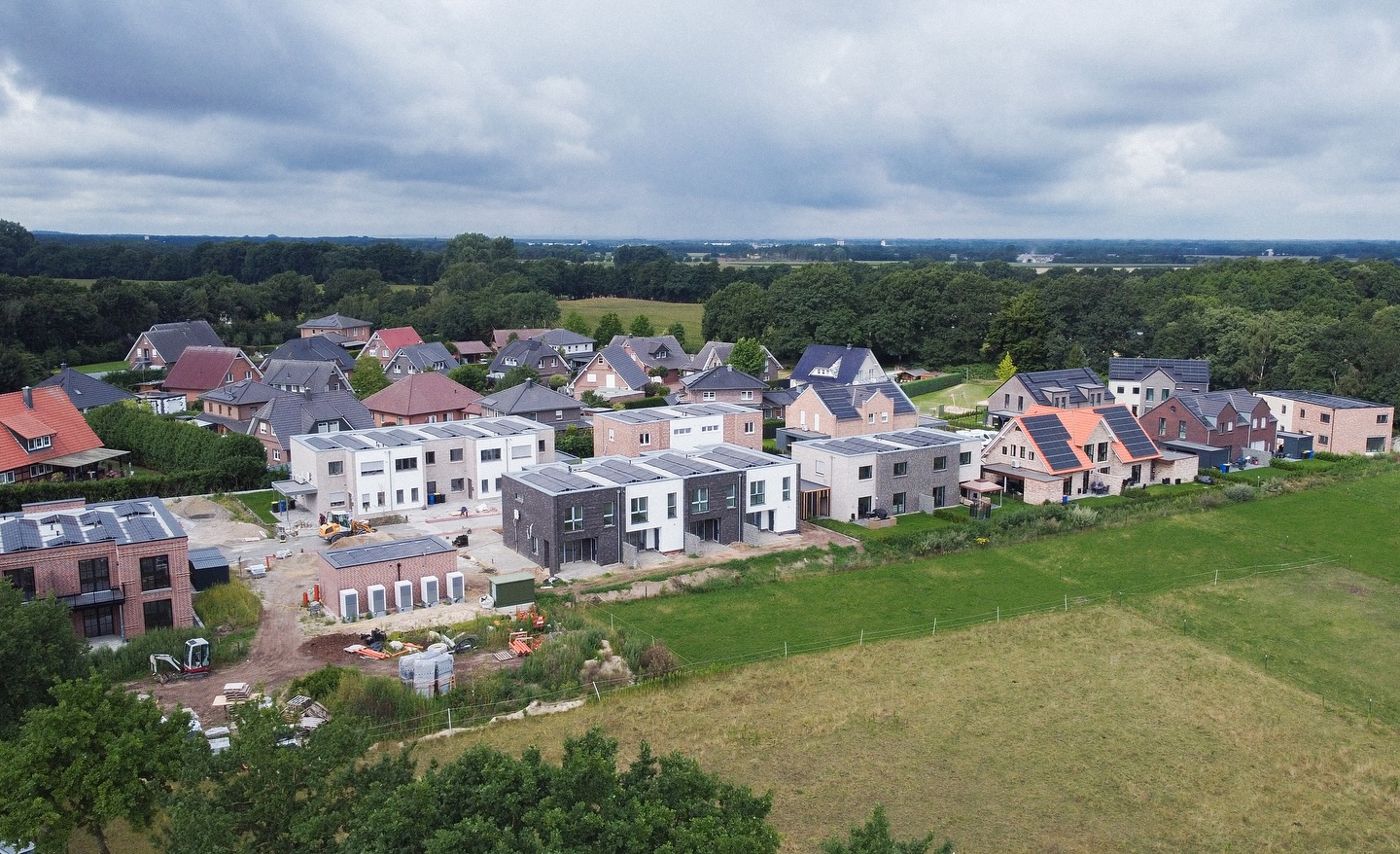 Wie schön ist eigentlich unser Quartier in #Steinfeld? 😊 Unsere To-Do-Liste wird immer kürzer! Mittlerweile sind 80 % der Wohnungen belegt. Seit April läuft unser Quartier fast autark und nutzt ausschließlich „eigenen“ Strom. Der Straßenendausbau ist fast fertig, und die Gärten sind auch fast alle angelegt. 🌳🏡
Was meint ihr dazu? Wir freuen uns auf euer Feedback!
_______________
#niedersachsenerstesco2neutralesquartier #steinfeld #neubausiedlung #co2 #co2neutral #baustellenupdate #baustelle #neubau #siedlung #niedersachsen #borgerdingheese #wohnsiedlung