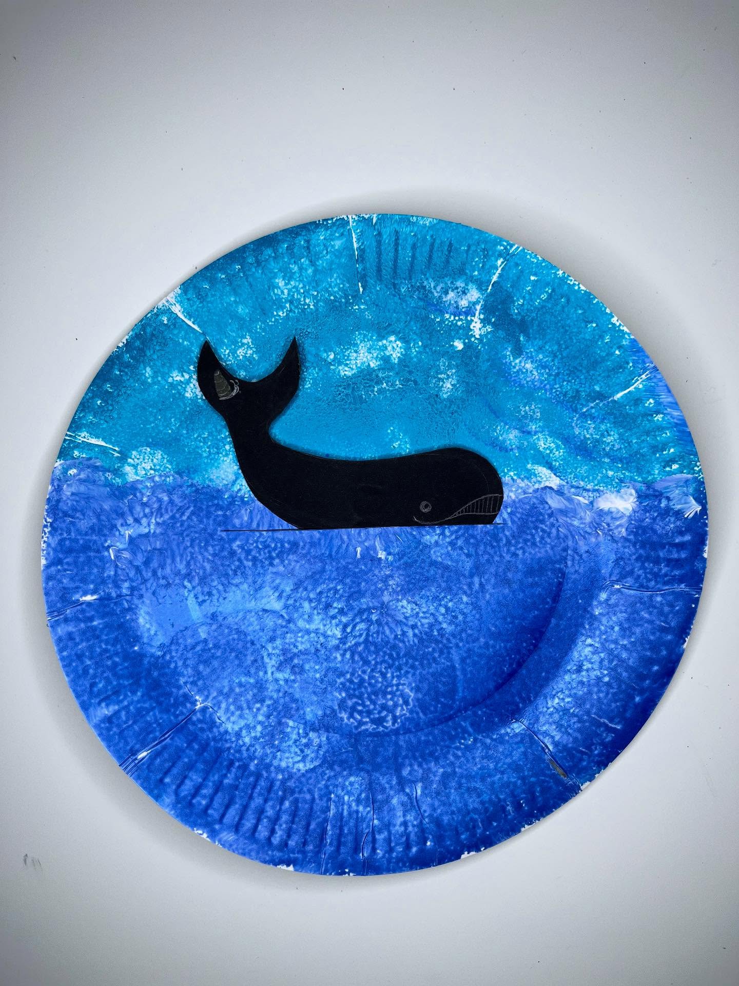 🇬🇧 Bringing the Story to Life: The Snail and the Whale DIY.
Here’s a little craft I made for the kids, inspired by “The Snail and the Whale” by Julia Donaldson and Axel Scheffler.
Such a wonderful book (and movie!) – loved by children and older ones. 💙
To dive back into the ocean with the whale and her tiny snail friend, you’ll need:
-A paper plate
-Paint (white, dark blue, light blue)*
-A sponge brush*
-Black paper*
-A pencil
-Scissors
-A wooden stick*
-A cutter
Step-by-step :
1. Paint the top of the plate light blue and the bottom dark blue. Add some white to create foamy waves.
2. Draw and cut out a whale from the black paper.
3. Add details with a pencil: the snail on the back, an eye and the whale’s mouth lines.
4. Glue a wooden stick to the back of the whale.
5. Cut a horizontal slit in the plate (on the ocean part).
6. Slide the whale through and make her swim, jump or disappear as you move the stick.
Such a lovely DIY to bring this beautiful story to life!
———
🇫🇷 L’histoire prend vie : La Baleine et l’Escargote en DIY
Voici une idée créative que j’ai réalisée pour les enfants, inspirée du voyage de « La baleine et l’escargote » de Julia Donaldson et Axel Scheffler.
Un livre (et un court-métrage) magnifique, adoré autant par les petits que par les grands !
Pour replonger dans l’océan avec la baleine et son amie l’escargote, voici ce dont vous aurez besoin :
- 1 assiette en carton
- Peintures (blanc, bleu foncé, bleu clair)*
- Pinceau éponge*
- Papier noir*
- Crayon à papier
- Ciseaux
- Bâtonnet en bois*
- Cutter
Réalisation : voir au dessus en anglais ou sur mon site web (lien en bio)
———
* products from @panduroofficial
———
#defidesmainscreatives #bookishplay #inspireuswithyourplay #inspiretheirearlyyears #funbudgetplay #panduromyway #panduro #pysslamedbarn #sommarpyssel #recyclemeplay #savecraftplay #panduro #paintingkids #artforkid
———
Et vous, quel est votre livre préféré de Julia Donaldson ?
Which Julia Donaldson story is your favourite?
