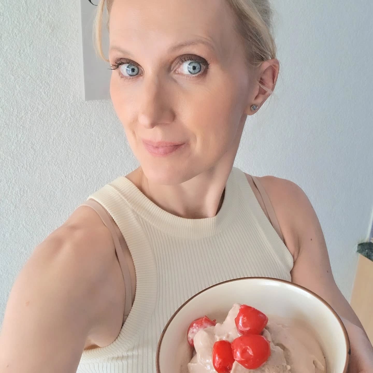 ✨ Best of Juillet 2025
Des instants simples. Du mouvement. Des connexions. De la vraie vie.
Ce mois-ci, il y a eu…
🌿 Des repas sans chichi, mais nourrissants. Un switch vers un petit-déjeuner salé (à 90% 😅), des desserts savourés avec délectation et bonne conscience 😋
🐾 Des pauses méritées (merci Suki pour l’exemple).
💪 Des entraînements intenses malgré la chaleur, qui me reconnectent à mon énergie.
🎧 Des podcasts qui nourrissent l’esprit autant que le corps.
💑 Des moments précieux à deux, parce qu’un couple, ça s’entretient.
👨👩👧👦 Et du temps en famille, ainsi que des sorties spontanées pour recharger les batteries autrement.
Pas de perfection.
Juste des choix ancrés, alignés, vivants.
C’est ça, ma vision du bien-être. Et c’est ce que je transmets dans Fit Leader Pro.
📌 Tu veux une santé qui s’intègre dans ta vie — pas l’inverse ?
Réserve ton appel découverte via le lien en bio.
#FitLeaderPro #Juillet2025 #SantéIntégrée #RoutineDeVie #LeadershipFéminin #VitalitéRéelle #MomentsSimplicité #CoachSanté #BienÊtreGlobal #ÉquilibreDeVie #VieActive #SantéConsciente #VivreAlignée #HarmonieCorpsEsprit #SantéHolistique #IsabelleCurratCoaching #BestOfJuillet