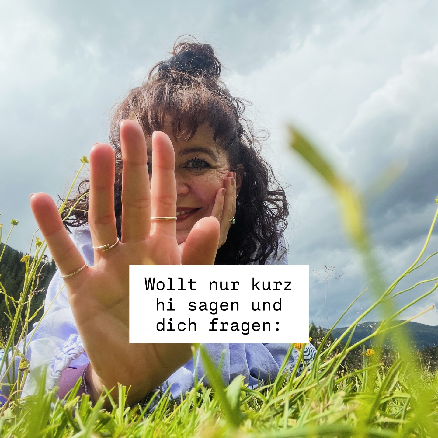 Das ist für dich, wenn du bisher dachtest Nervensystem Regulation muss wild aussehen und aufwändig sein 🫶🏻
Sich selbst Gutes zu tun kann simpel sein.
Du brauchst keinen großen Aufwand, keinen extra Raum oder Equipment dazu.
Manchmal ist der erste Schritt den Fokus wieder darauf zu richten, was dein System gerade braucht und ihm genau das zu geben.
Einen schönen Wochenstart ihr Lieben 🥰
All the love, E 🫀
NERVENSYSTEM GESUNDHEIT
PRÄSENZ
MENTAL HEALTH
HIGH SENSITIVE
#embodiment#nervensystemheilung#emotionalrelease#achtsamkeit#feelittohealit#körperarbeit#mentalegesundheit#nervensystemregulation