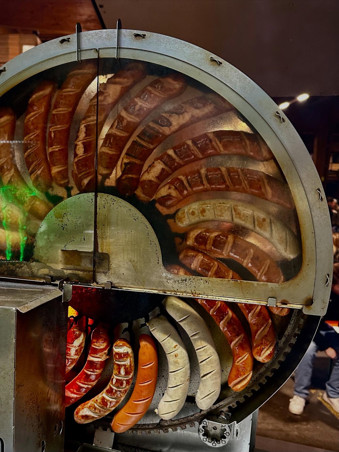 🔥🔥🔥🔥 grillrad.de 🔥🔥🔥🔥
Grillrad jetzt in Deutschland! Hier zu sehen mit 25 Würste besetzt Rindsbratwurst Kalbsbratwurst und Schweinebratwurst. 5 Minuten 20 Sekunden dann sind die Würste fertig Gegrillt und optisch Rundherum perfekt wie eine Wurst aussehen soll.
Grillrad wurde ursprünglich in der Schweiz entwickelt und erfolgreich am Markt etabliert. Seit 2025 befindet sich das Unternehmen in neuen Händen: Der deutsche Unternehmer Thomas Burgbacher übernahm die komplette Produktion- selbstverständlich in gewohnter Qualität und mit derselben Leidenschaft für durchdachtes Grillvergnügen.
Überzeugen Sie sich selbst vom Grillrad auf www.grillrad.de und erleben Sie Grillen neu!
#grillrad #grillen2025 #bbqinnovation #madeingermany #grillideen #grillliebe #grillneuheit #bbqdeutschland #grillgadget #sommergrillen #grillzubehör #grillfans #kalbsbratwurst #wurst #kalbsbratwurst #perfektewurst #steak #gemüse #kuchen #garen #garten #imbiss #foodtruck #airstream #airstream4u #porsche #g63