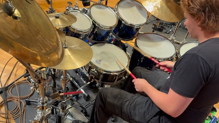 Surreal getting to play one of my all-time favorite kits 💪 and hang with these guys 🙌 @gavinharrison @officialdaveweckl @dennischambersofficial @petererskine.official @drumfantasycamp