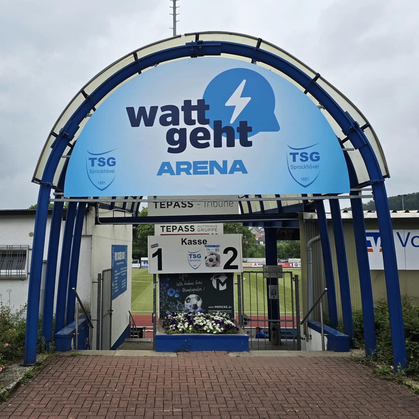 ⚡️ @wattgeht_gmbh bringt Power in die Arena – und wir den Look dazu!💥
Für die neue „Watt geht Arena“ beim @tsg1881ev durften wir die Werbetechnik auf Vordermann bringen – mit frischen Digitaldrucken, wetterfesten Folien, langlebige Banner und einem Look, der Power und Klarheit ausstrahlt.
#WattGeht #TSGSprockhövel #ICDPrinting #WerbetechnikWuppertal #Folierung #Stadionbranding #SichtbarkeitMitSystem #Digitaldruck #Messesysteme #SponsoringDesign #BrandingImSport #erneuerbareenergie #solar #nachhaltig #umwelt #wärmepumpen