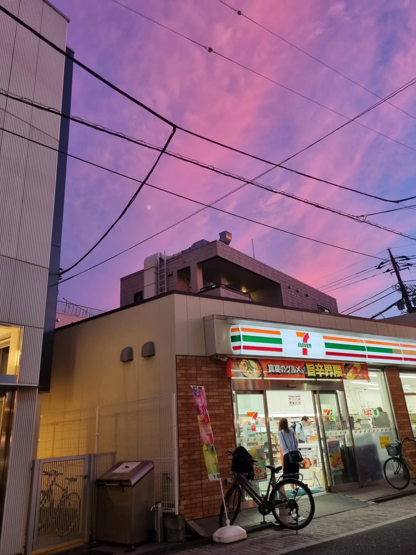 La chute du yen: vers la paupérisation des travailleurs au Japon ?
Mauvaise nouvelle si comme moi, vous percevez un salaire en yen : la devise japonaise est à son niveau le plus bas depuis 1986. Au moment où ces lignes sont écrites, un euro s’échange contre plus de 170 yens. Une dégringolade historique, qui soulève de sérieuses questions sur l’avenir financier des travailleurs au Japon.
Mots-clés : Japon - économie japonaise - yen - paupérisation - vivre au Japon - vivre à Tokyo
Hashtags : #japon #japanstyle #journalisme #economie #économiejaponaise #yen #pigistedelextreme #tokyolife #tokyo #vivreaujapon #vivreatokyo