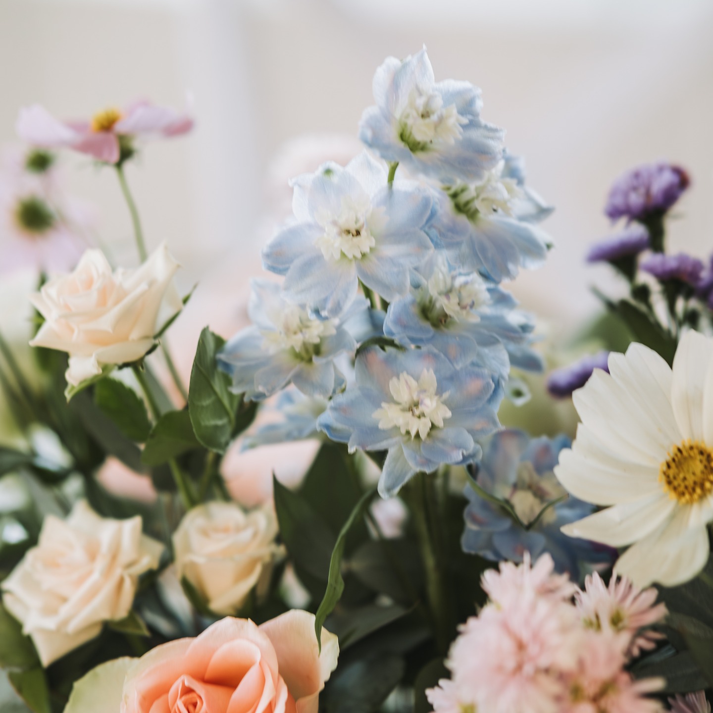 Whimsy and romantic set-up for @deirdre_oosthuizen & Bruce. We got to work with the most beautiful dahlias and cosmos 🥰
Photography: @jessegademanphotography
#whimsicalwedding #pastelflower #kznflorist #ballitoweddings #dahlias #cosmos #weddingdecor